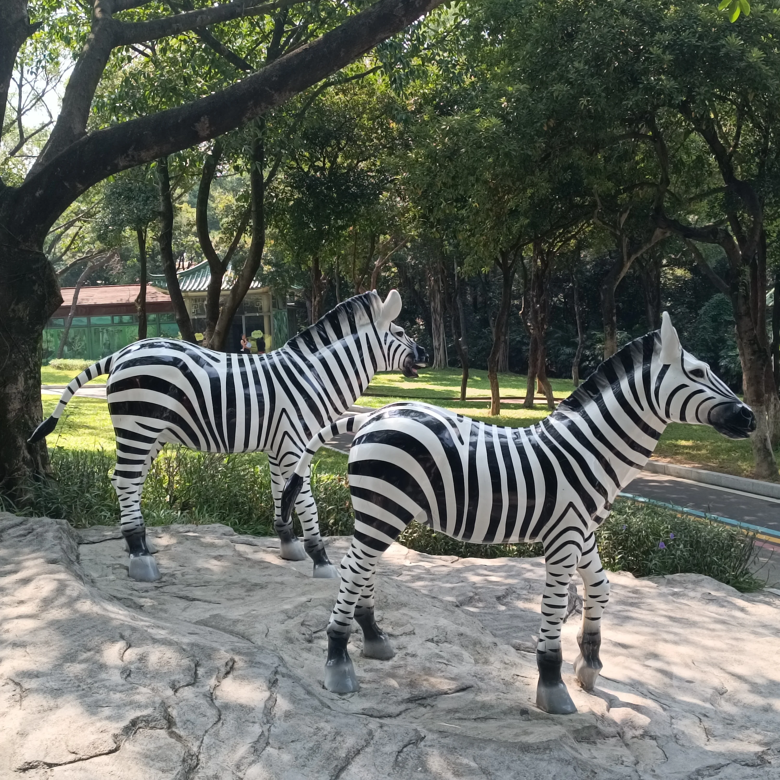 Outdoor Life Size Custom Fiberglass Cartoon Animal Zebra Sculpture Beer Penguins Bear Horse Rental Props For Park