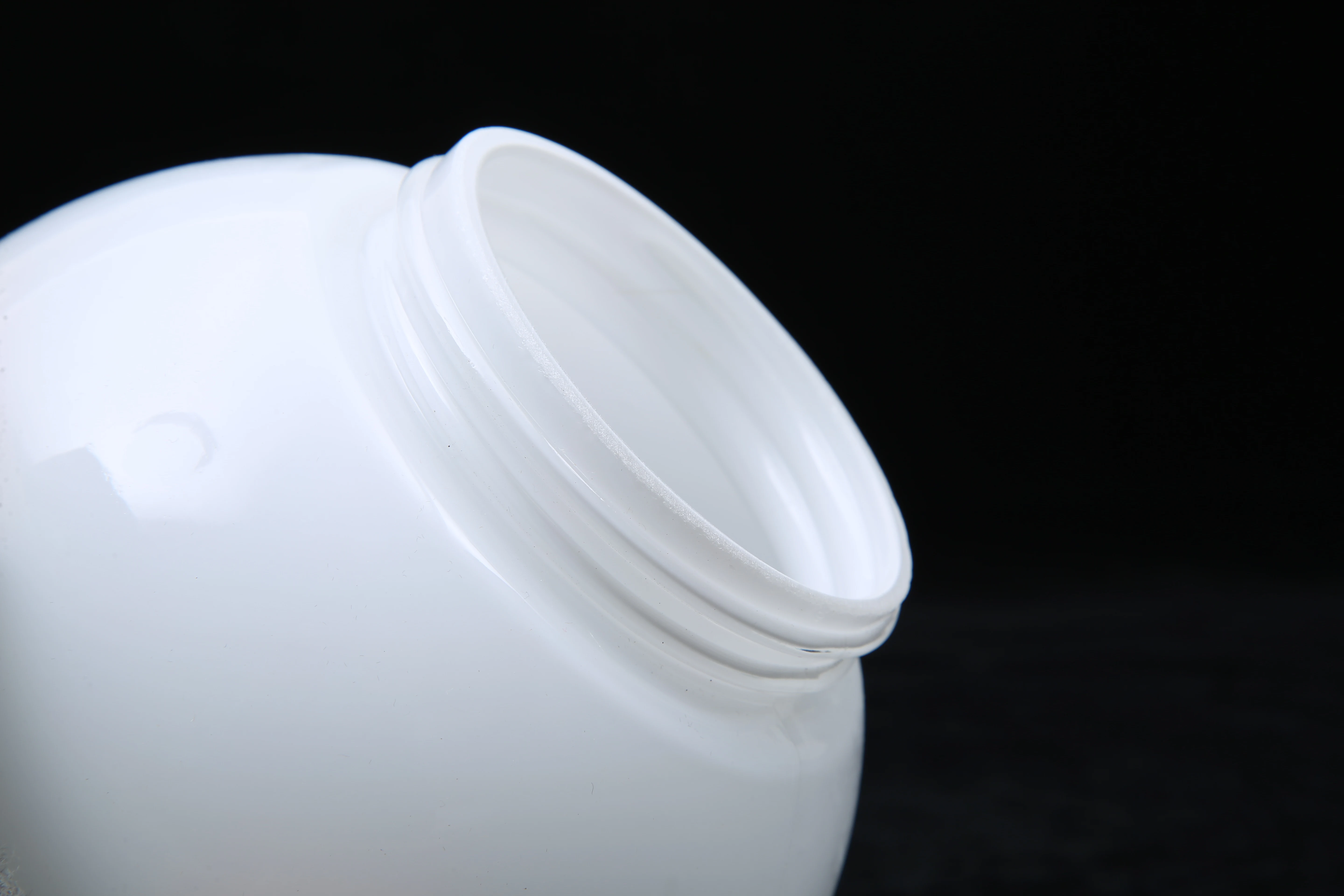 Postmodern Design Indoor Decorative Glass Ball Pendant Lamp European Round Milky Magic Bean Glass Chandelier