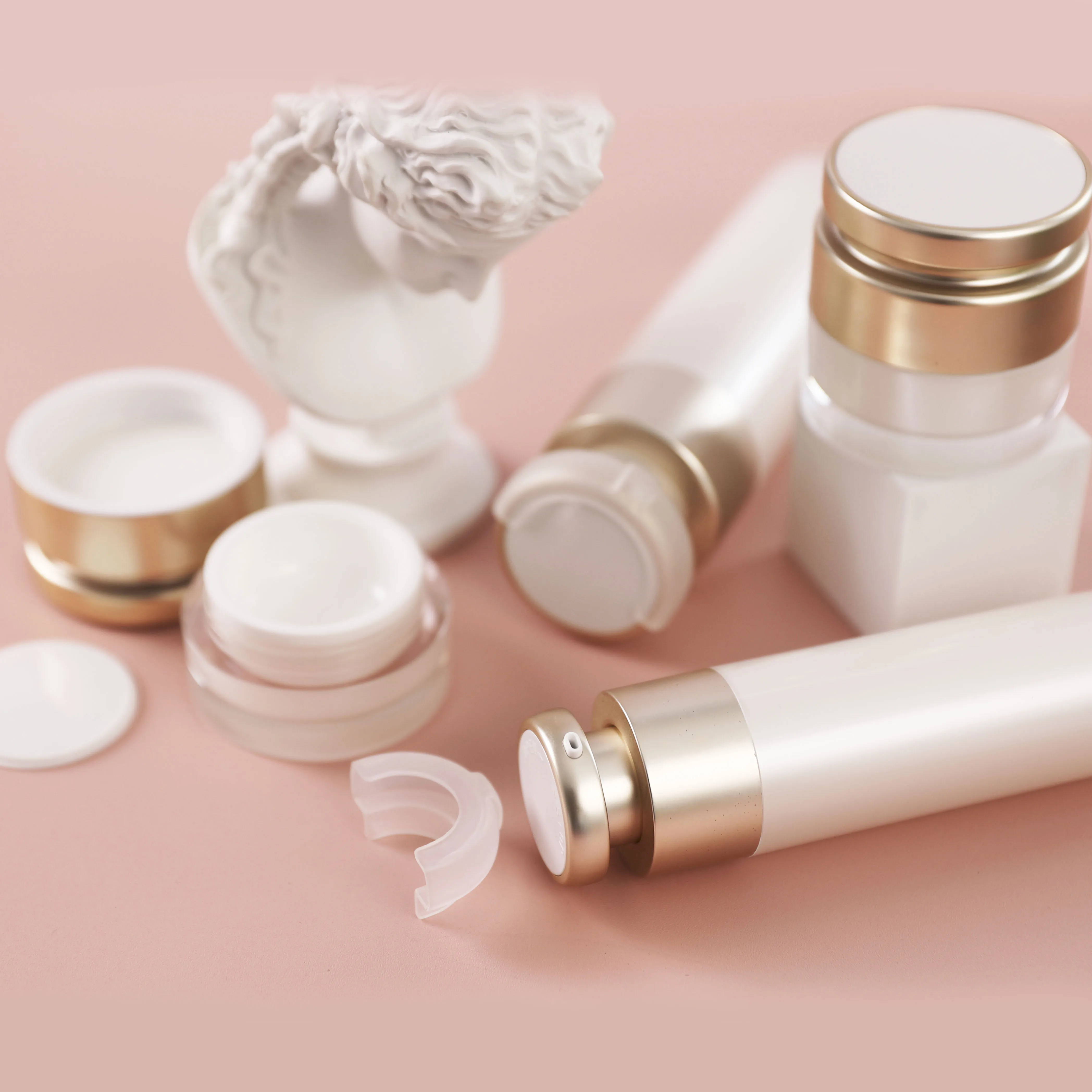 Luxury Gold Cosmetic Acrylic Bottle Jar Set Toner Spray Lotion Pump Bottle For Skin Care Cosmetic And Face Cream Jar