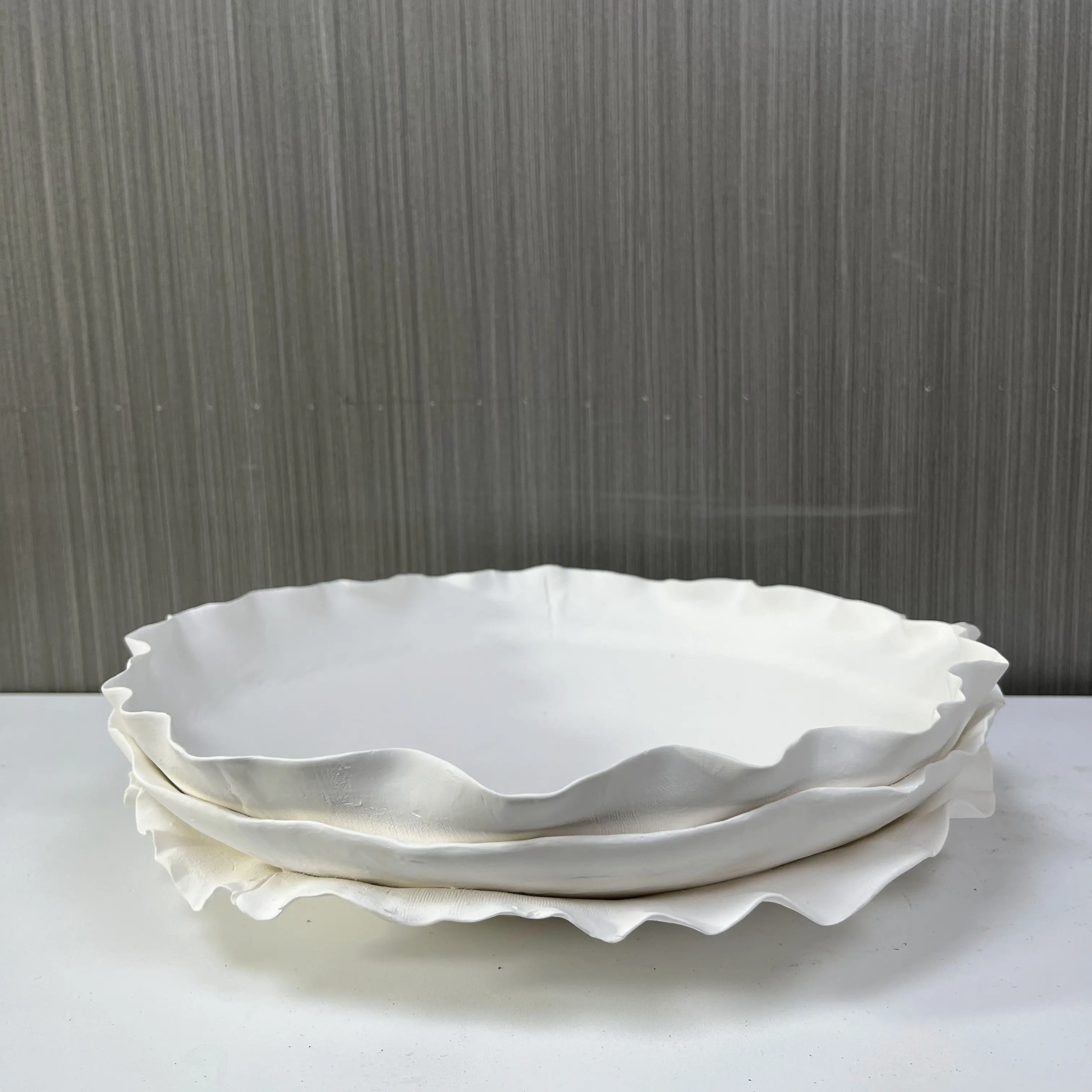 Creative Design White Ceramic Serving Tray Irregular Edge ceramic tray for Convenient Fruit or Chocolate Storage