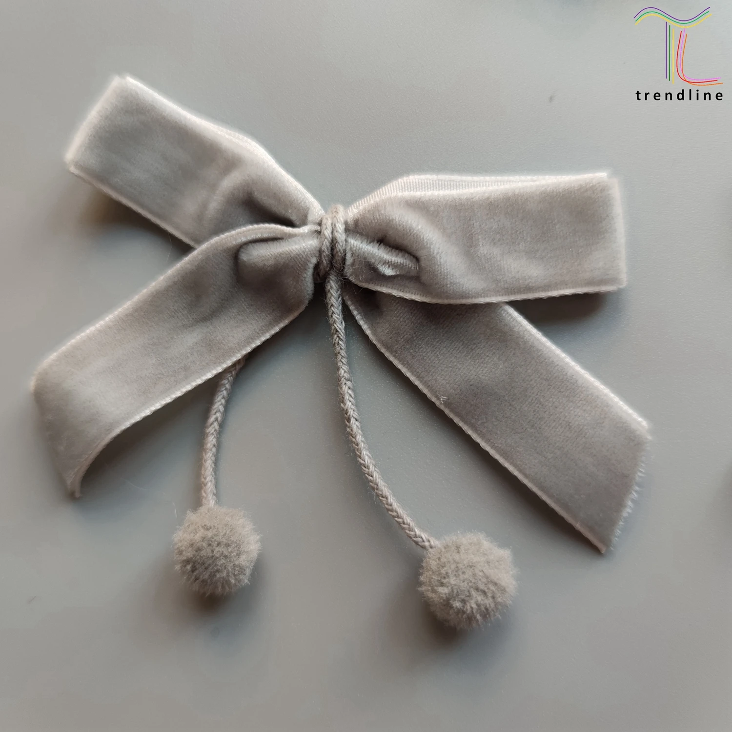 Белые черные серые банты с помпонами
