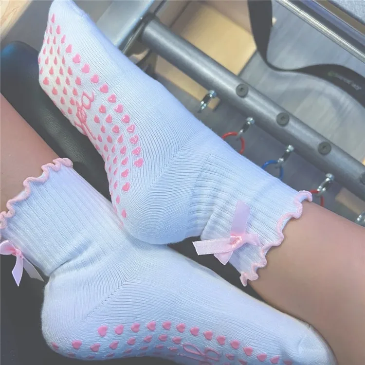 Anti Slip Yoga Pilates Grip Socks Embroider Logo Ballet Barre Cotton Crew Socks Custom Logo Grip Pilates Yoga Socks for Women