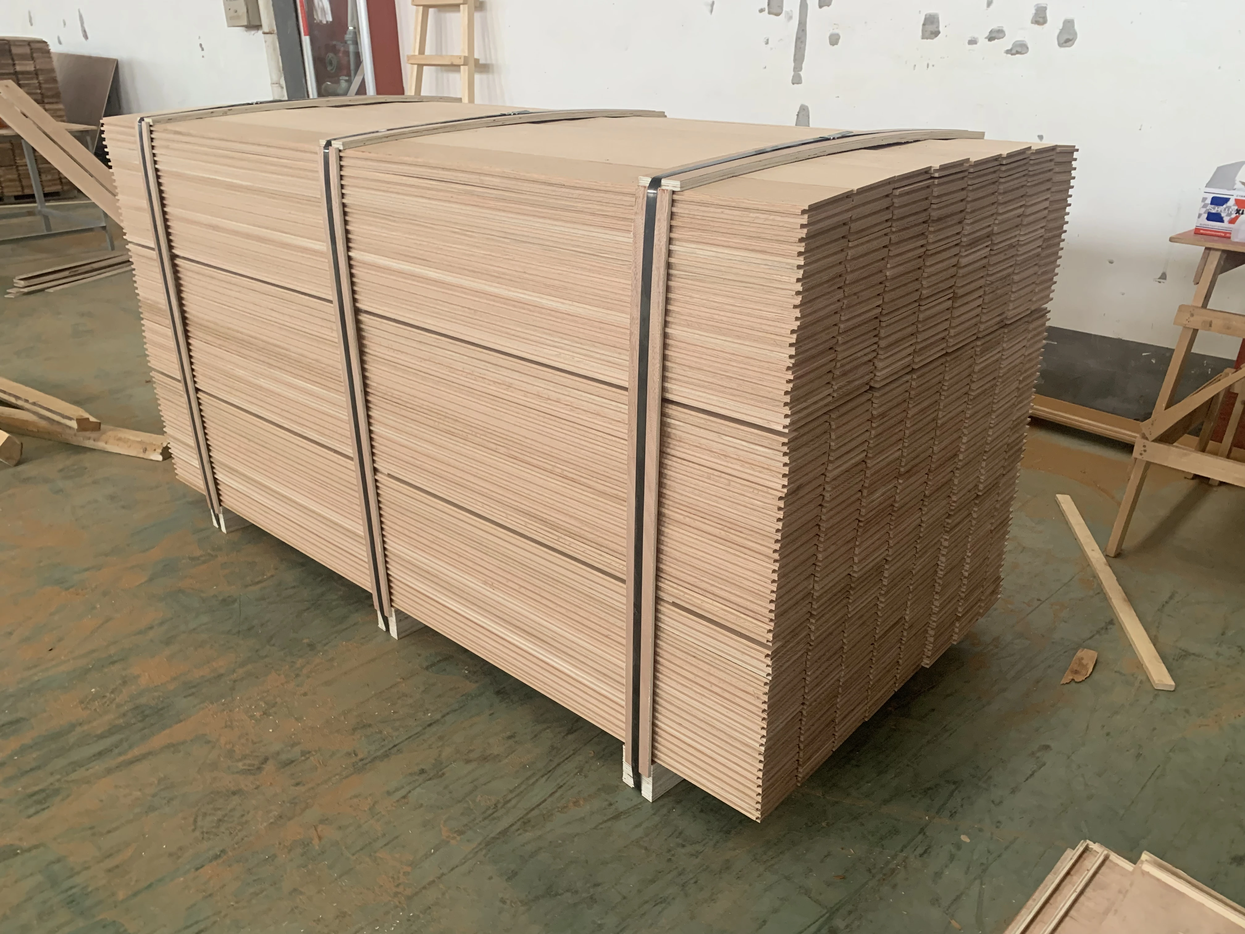 Economy durable light luxury North American color beautiful red oak flooring