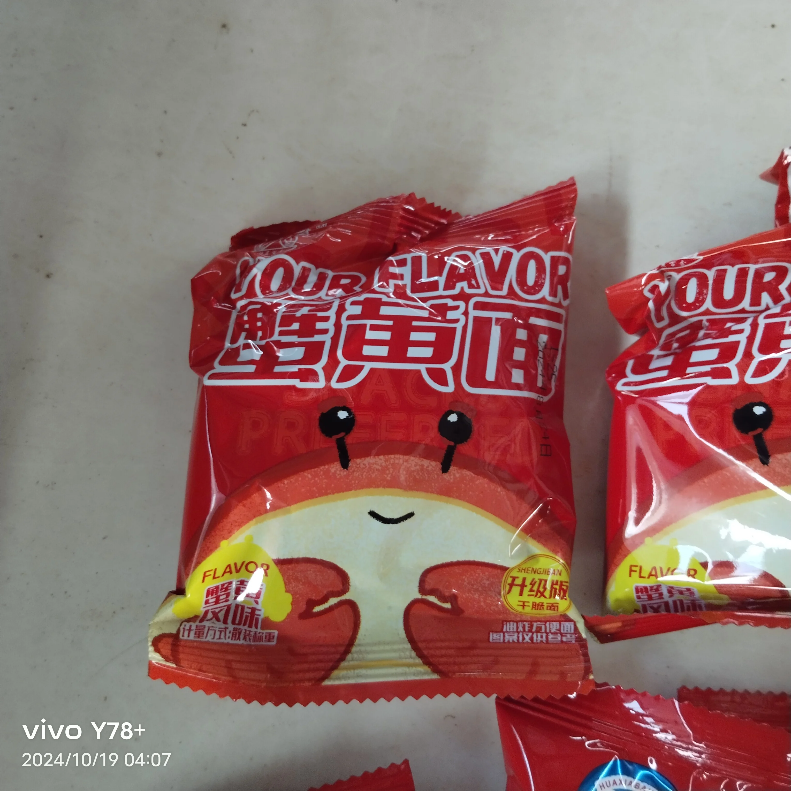 Hot selling upgraded version of ready to eat crispy noodles with multiple flavors in open bags