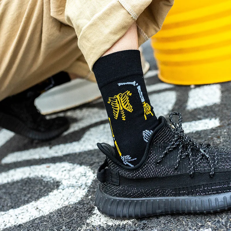 Custom Designer Wholesale Hip Hop Skull Pattern Black Street Fashion Boys Crew Socks Mid Calf Men Casual Sock