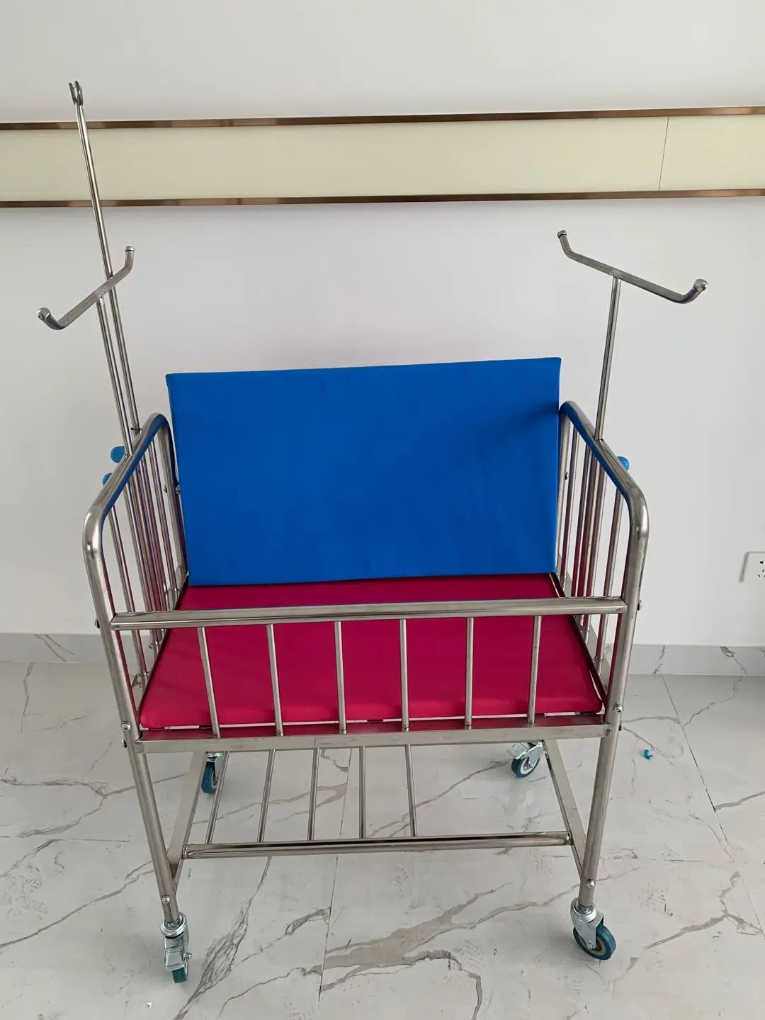 Больничная детская кровать из нержавеющей стали с матрасом