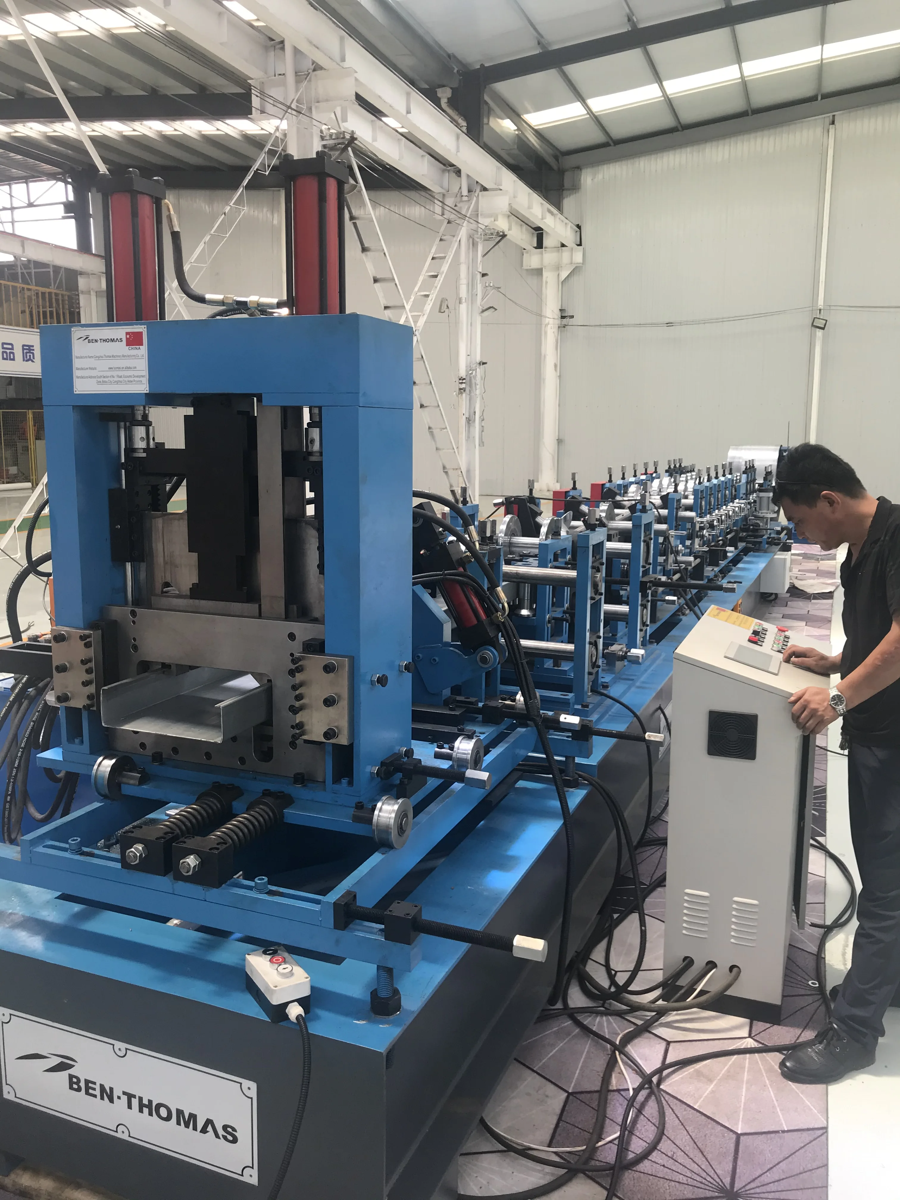 Hot selling High-precision stepless shearing automatic type change CZ purlin roll forming machine