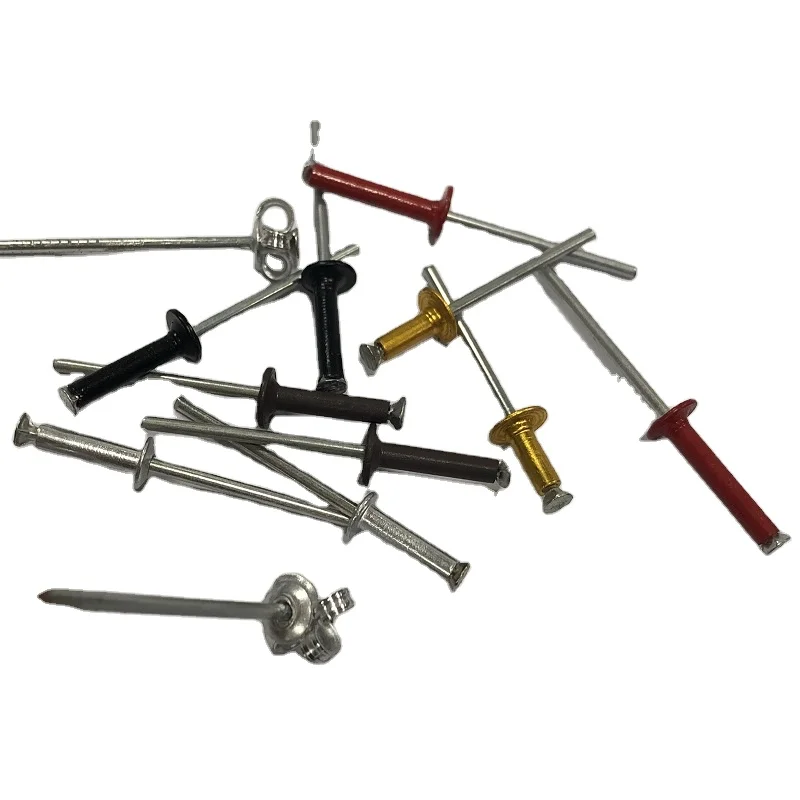 Модные заклепки 4*13 желтого или синего коричневого цвета на