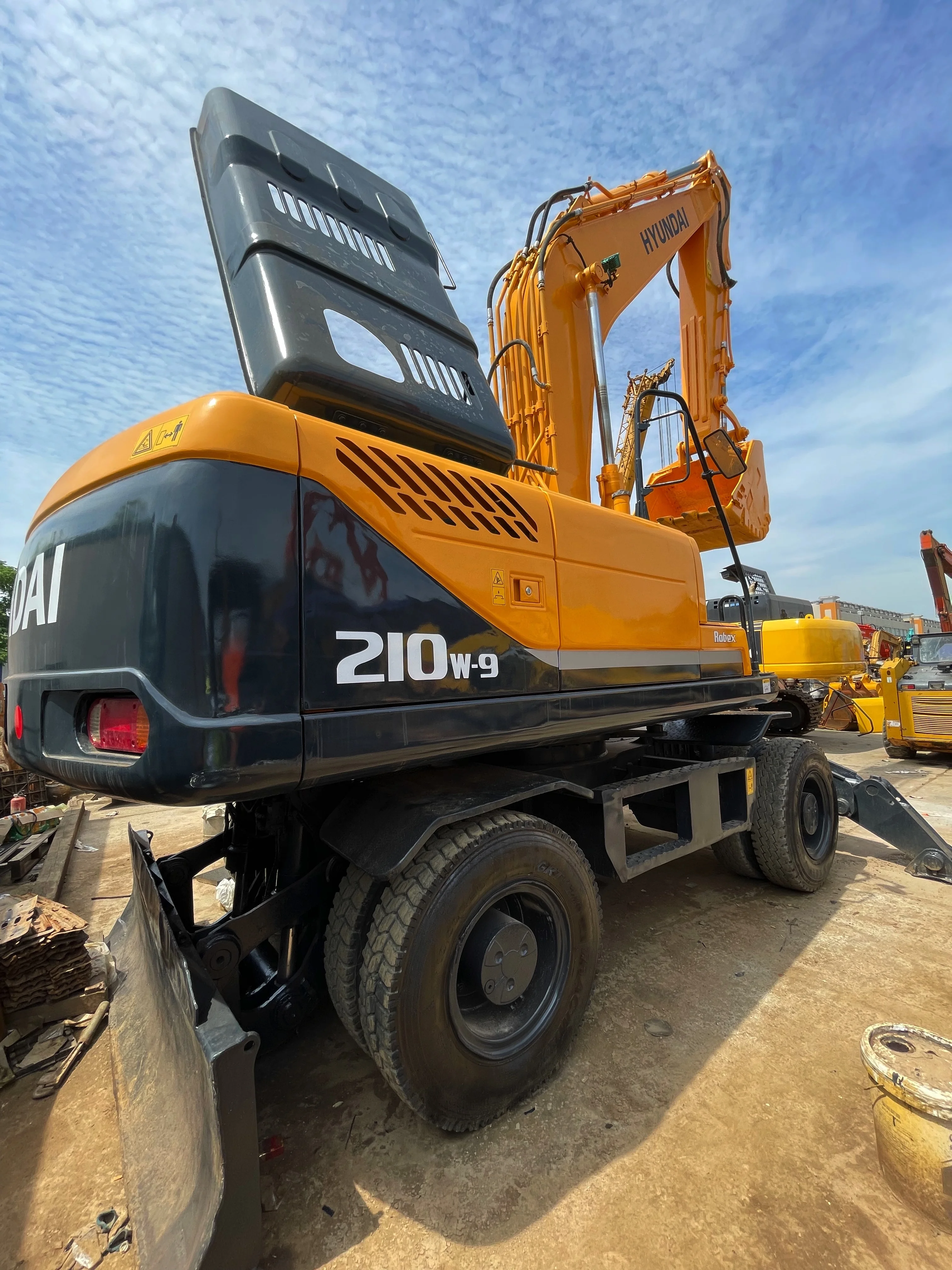 Low Price Used Construction Machinery  Hyundai  Crawler Excavator R210w 21Ton 124 kw  For Sale