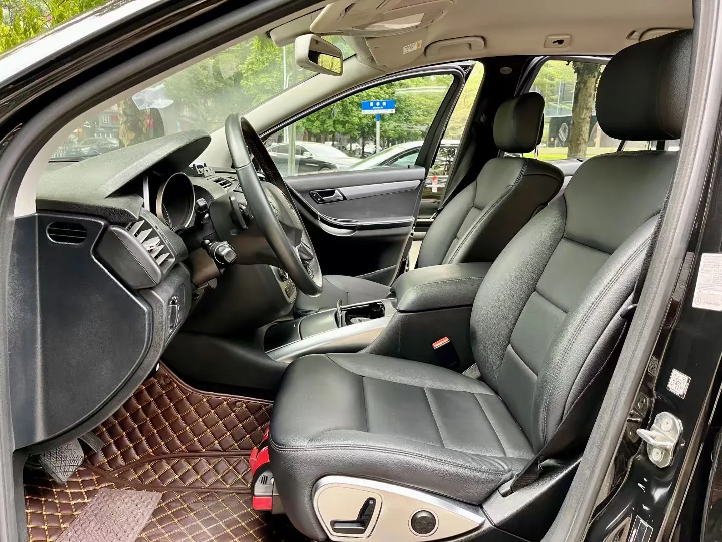Подержанный автомобиль Mercedes-Benz R 300 L 2014 3 0 л бензиновый недорогой низкая цена