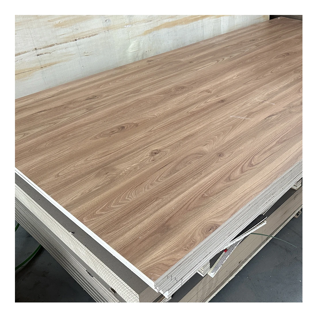 Китайская дешевая Высококачественная мебельная фанера из меламина с зернистой древесиной синхронизации, 18 мм