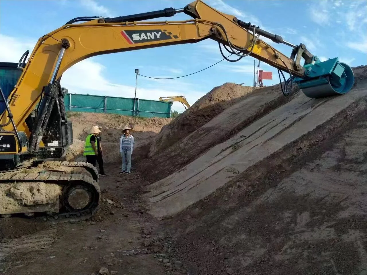 Excavator Attachments Hydraulic Drum Compactor Slope Road Roller Compactor