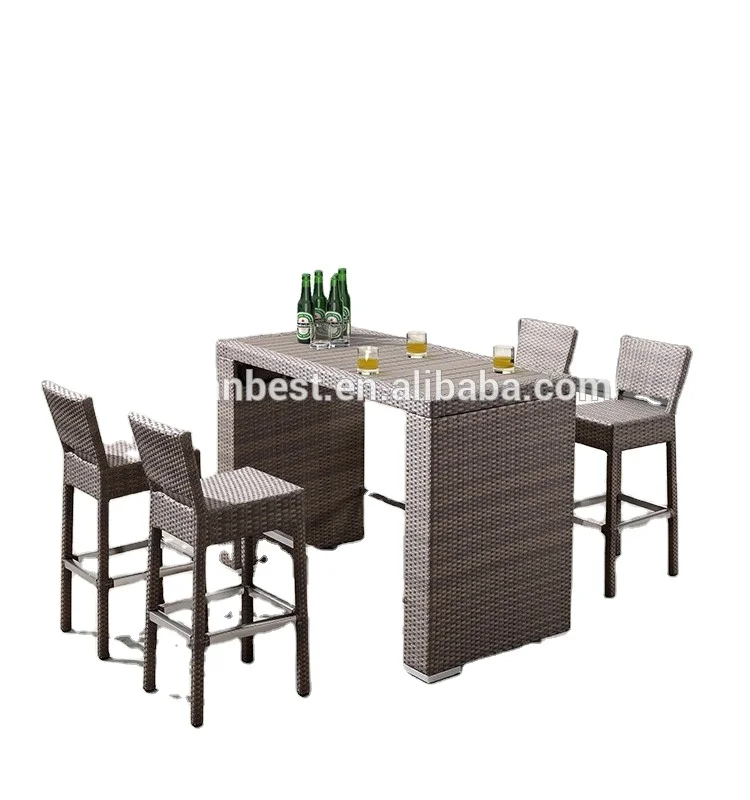 Обеденный стол из ротанга для использования на открытом