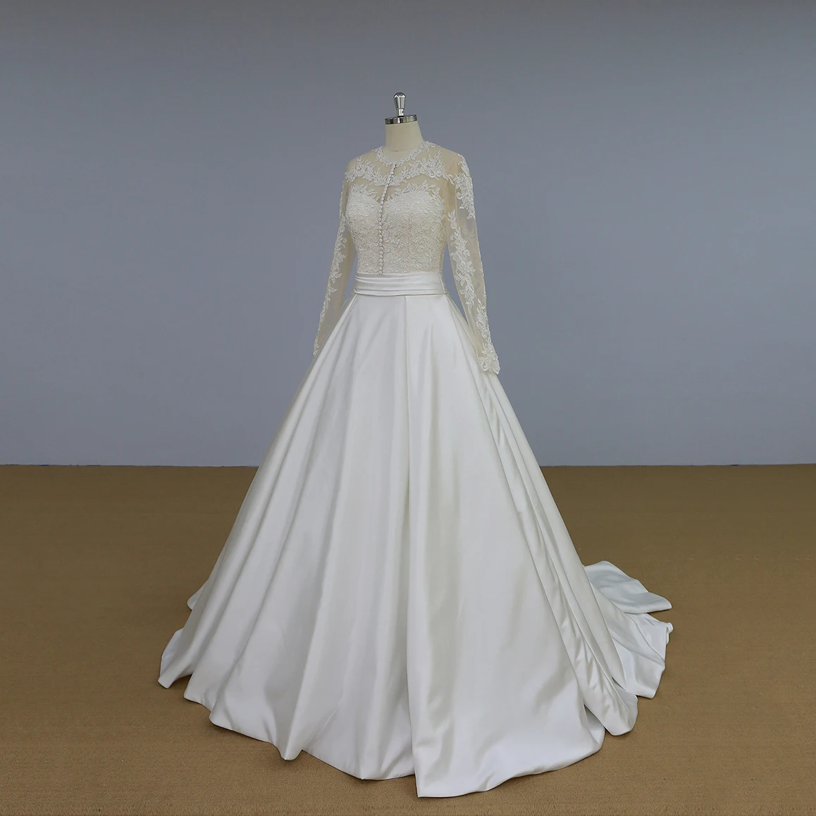 Newest design 2018 high quality wedding dress long sleeves with lace appliques