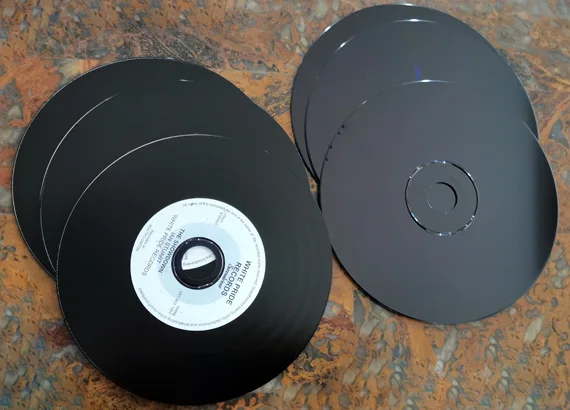 Виниловый CD-диск диаметром 12 см в виде CD-диска с загрузкой данных качестве виниловой записи (LP) и черного цвета