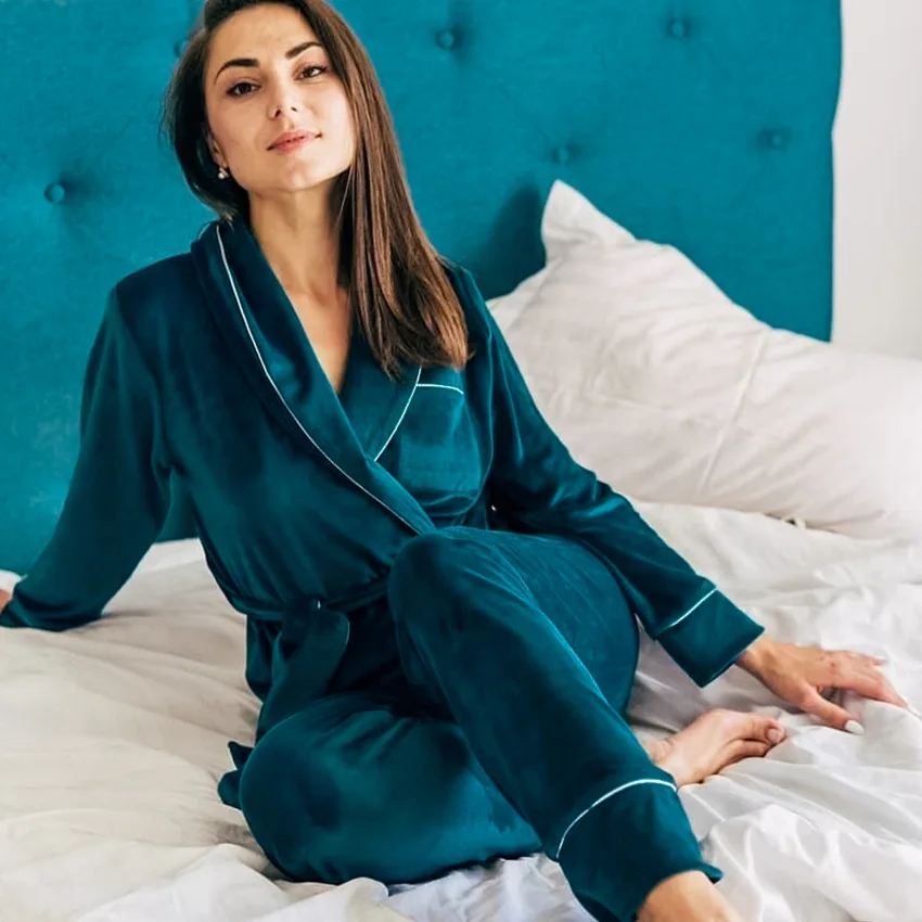 Europe and America Velvet Thick And Warm Bulk Pajama Set Onesie Womens Supplier