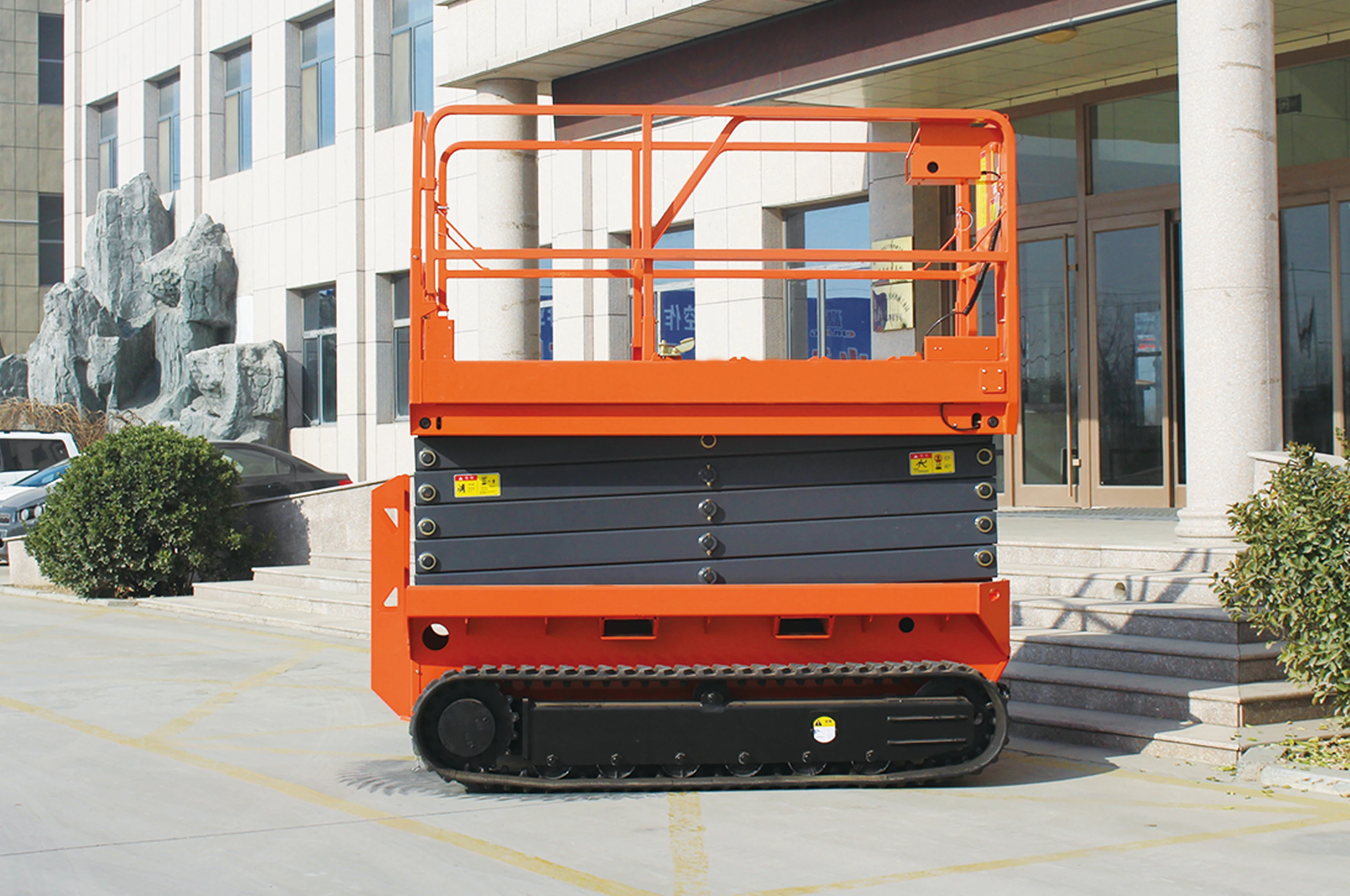 China Outdoor High Quality 6M 8M 10M Electric Mobile Crawler Self Propelled Scissor Lift Platform