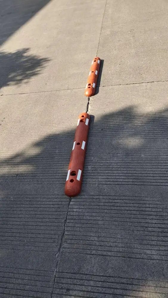 Red Durable Rubber Traffic  Lane separator Lane Divider Road Separator 100cm Long 10KGS With White Reflective Tape