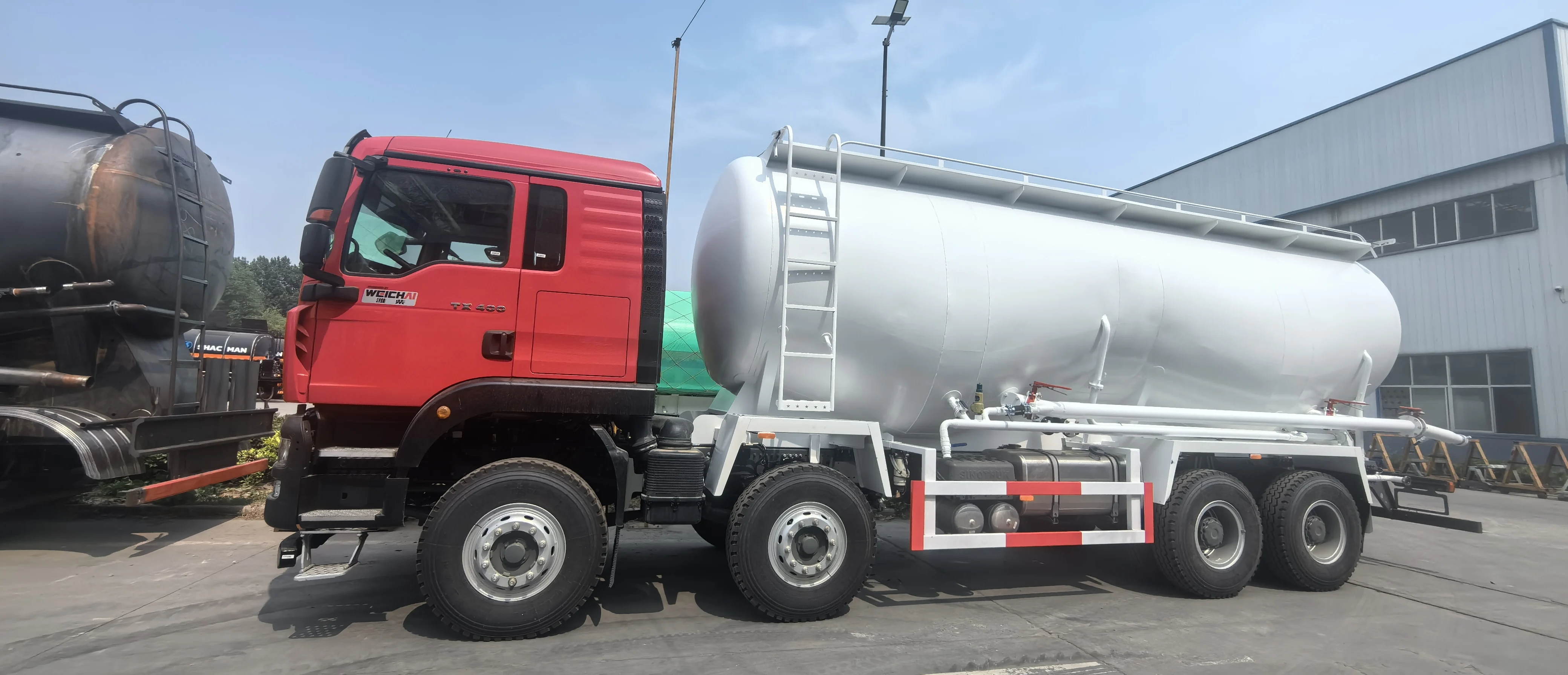 New Tri-axle Powder Bulk Cement Tanker Truck Semi Trailer fuel tanker truck