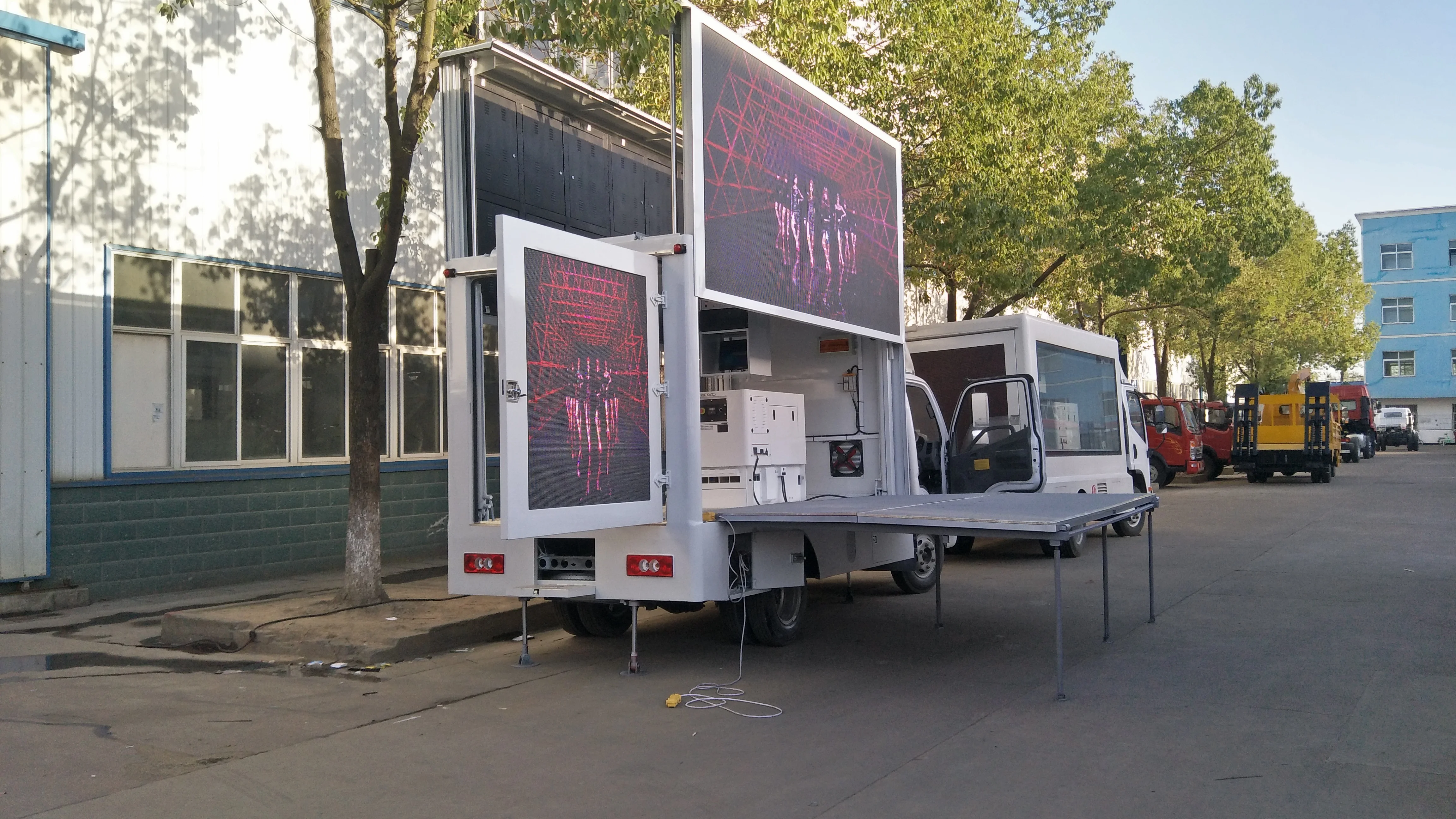 Высокое качество 4*2 116HP СВЕТОДИОДНЫЙ полноцветный рекламный грузовик Мобильные Рекламные грузовики для продажи