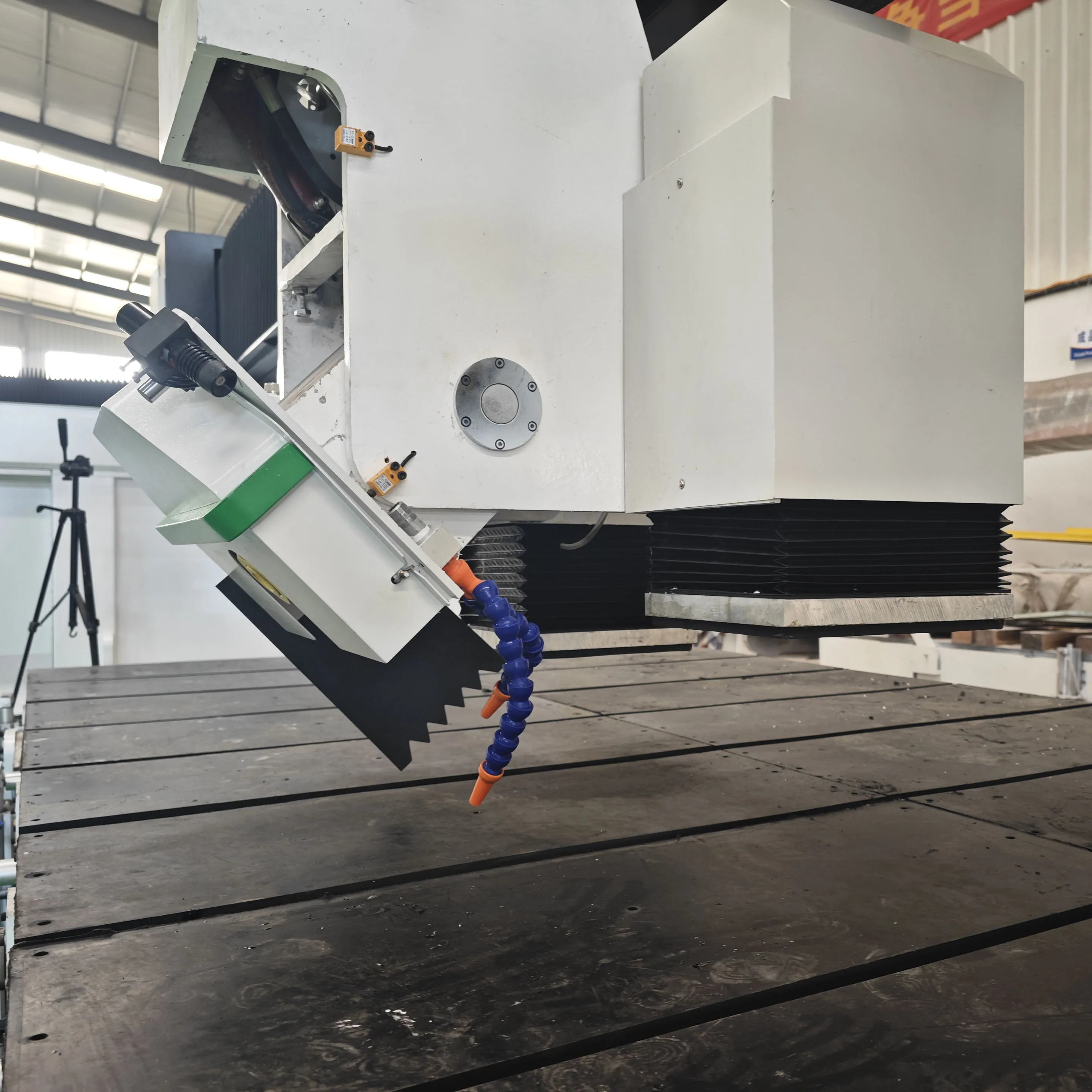 LD-Tech four-axis bridge cutting machine can cut marble and granite. Price is favorable. Welcome to consult