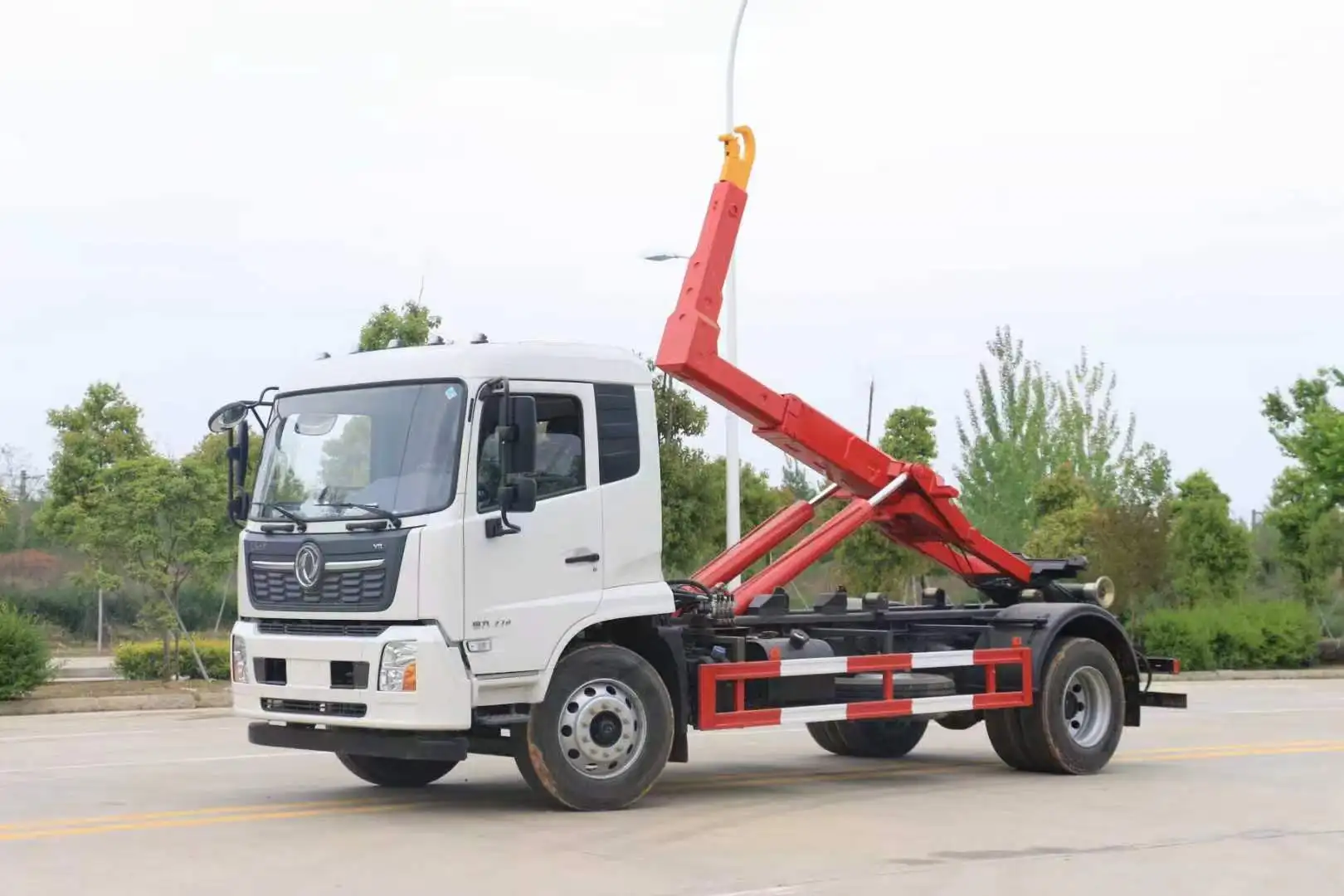 Dongfeng 5ton 8ton 10ton small Hooklifting Garbage Trucks, Roll off Truck price