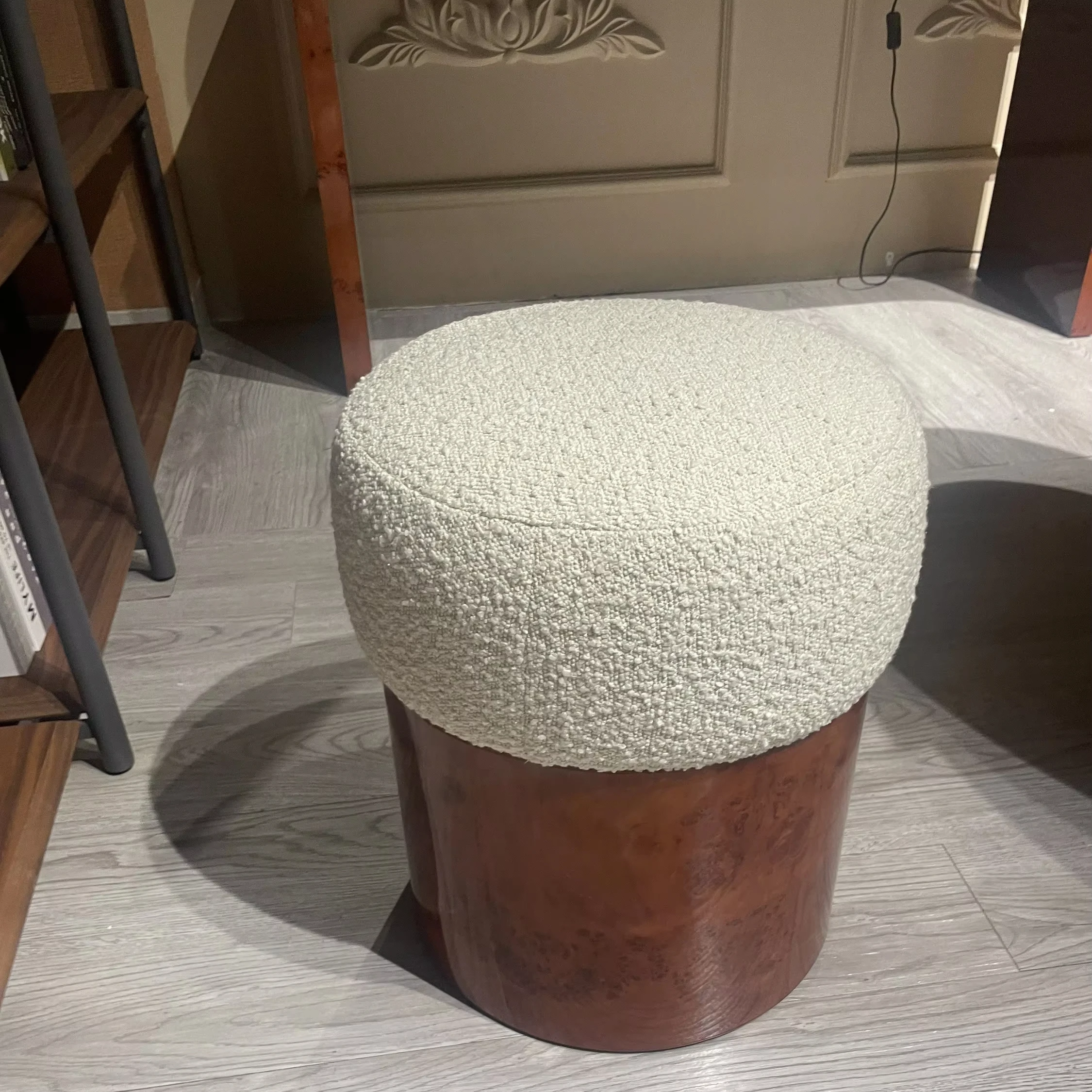 Disen Furniture Modern Round Solid Wood Base Small Mushroom Lamb Wool Ottoman Make up Stool Velvet Round Ottoman