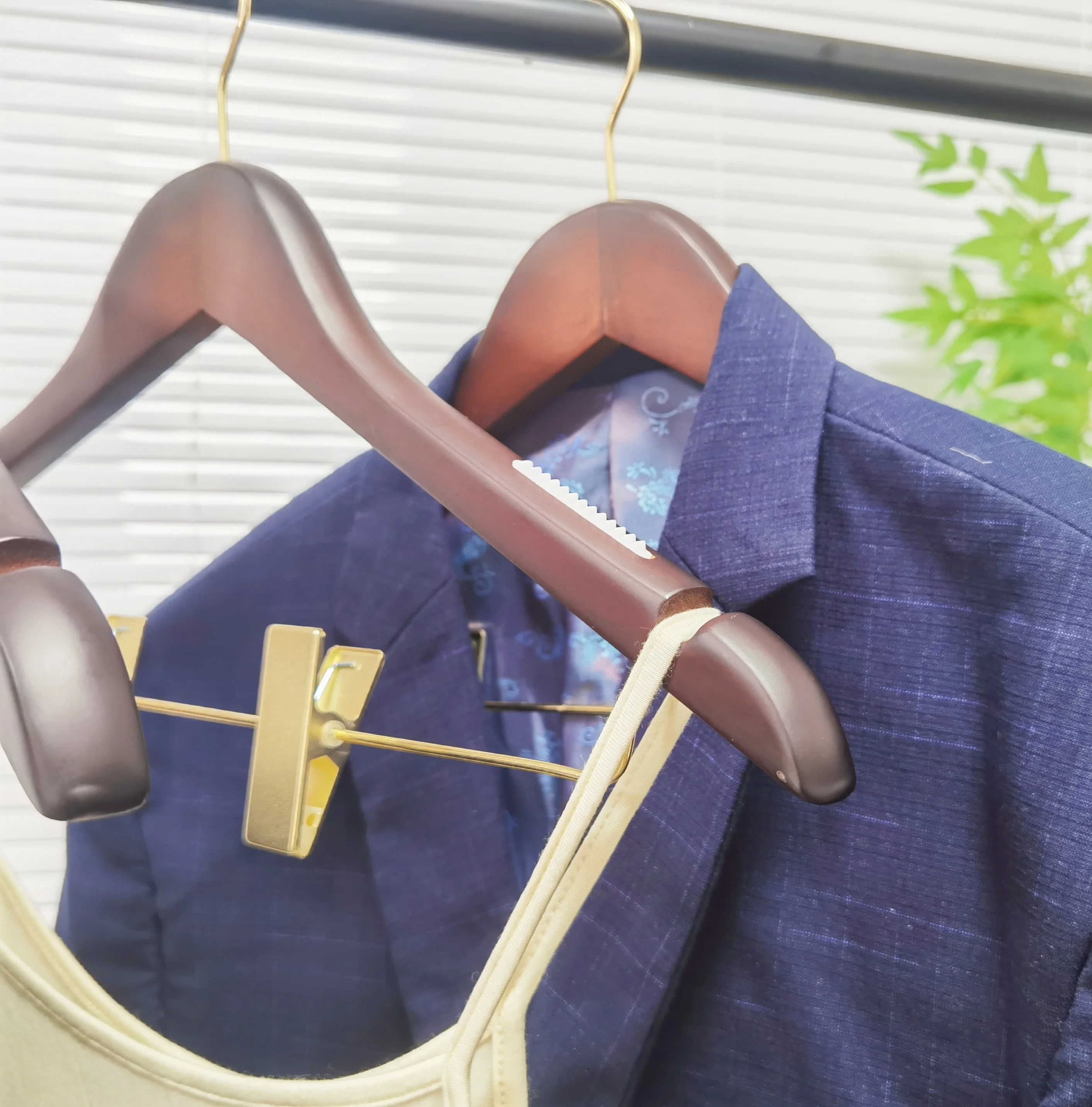 Hanger Factory Hot Sale Clothes Natural Wood Hangers Customized Wide Shoulder Wooden Hangers With Logo