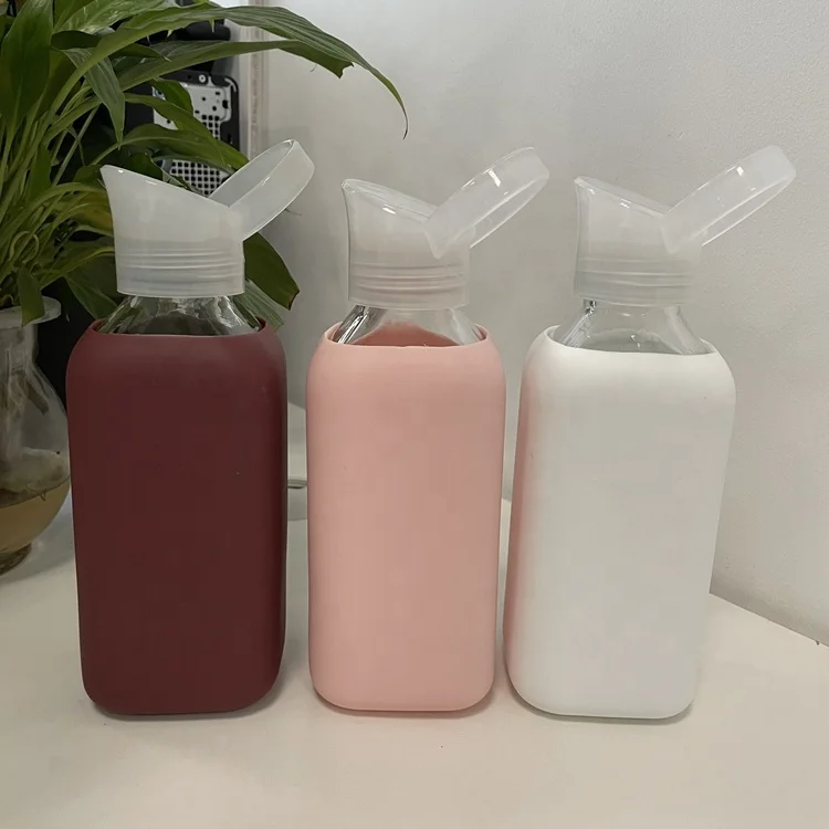 Custom Borosilicate Glass Water Bottle with Silicone Sleeve Leak Proof Reusable BPA Free Water Bottles with Plastic Lid