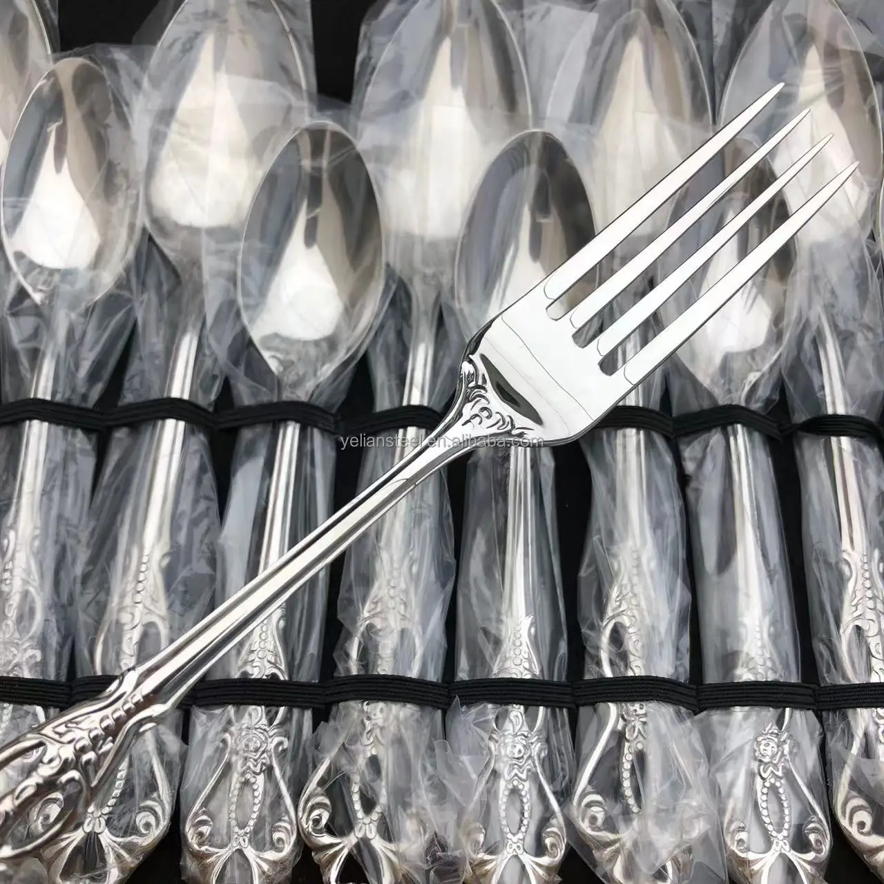 Baroque style stainless steel 24-piece retro tableware set Western dinner knife, fork and spoon set washable tableware