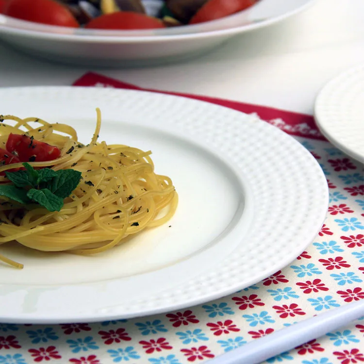 Good Quality Embossed Ceramic Porcelain Dinner Charger Plate In Stock