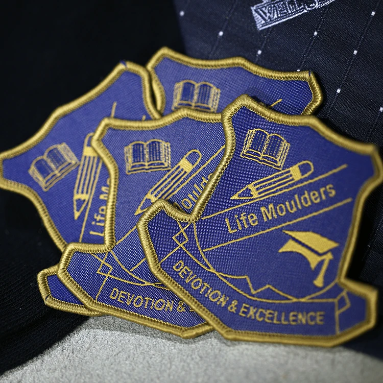 Высококачественные значки профессиональный производитель индивидуальная форма тканые школьные именные знаки с логотипом нашивки для шитья