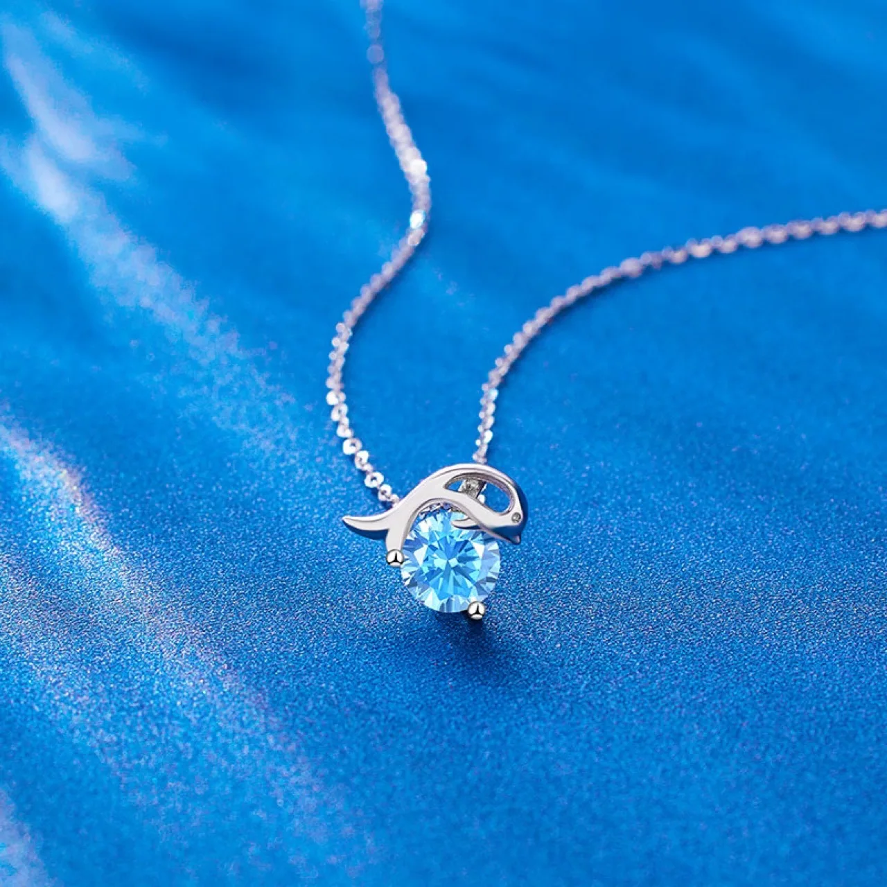 S925 Silver Dolphin Love Mosang Stone Necklace, Light Luxury and Unique, Clawbone Chain, Female Cold Wind