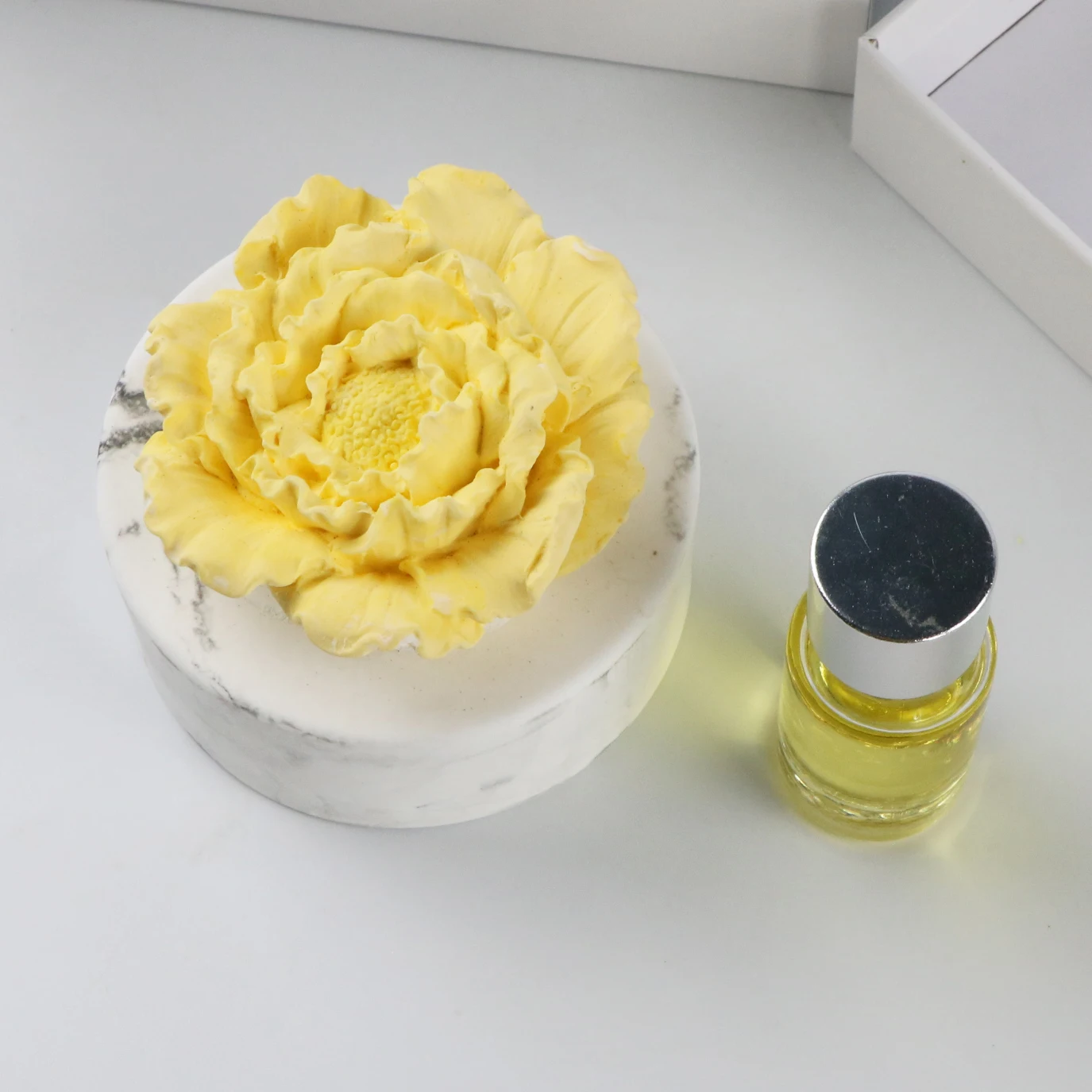 Stocked Wholesale Car Home Decoration Scented Ceramic Yellow Peony Flower Shape Porcelain Fragrance Essential Oil Aroma Diffuser