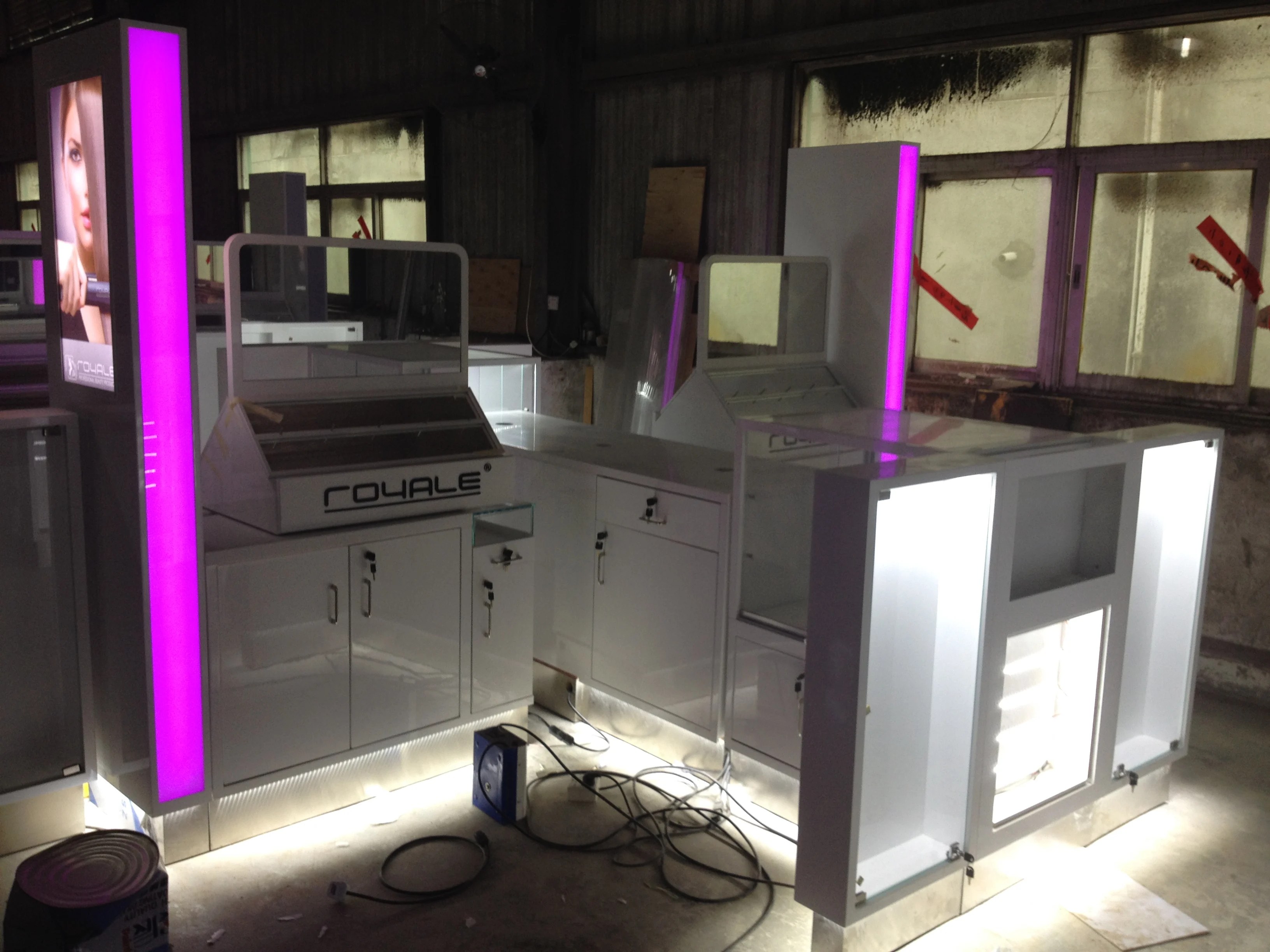 M2 Display Custom Salon Interior Decoration Style Store Display Stand Hair Kiosk for Beauty Salon and Spa