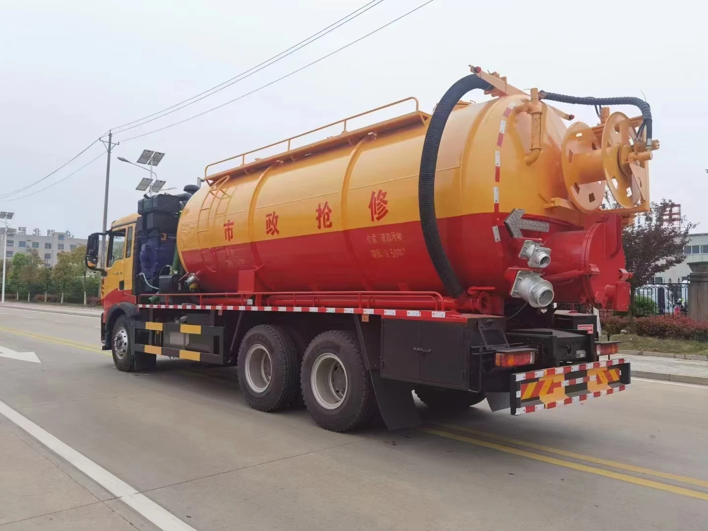 Sinotruk Howo right-hand drive 371 horsepower vacuum suction truck for wastewater and excreta suction cups in the sewer system