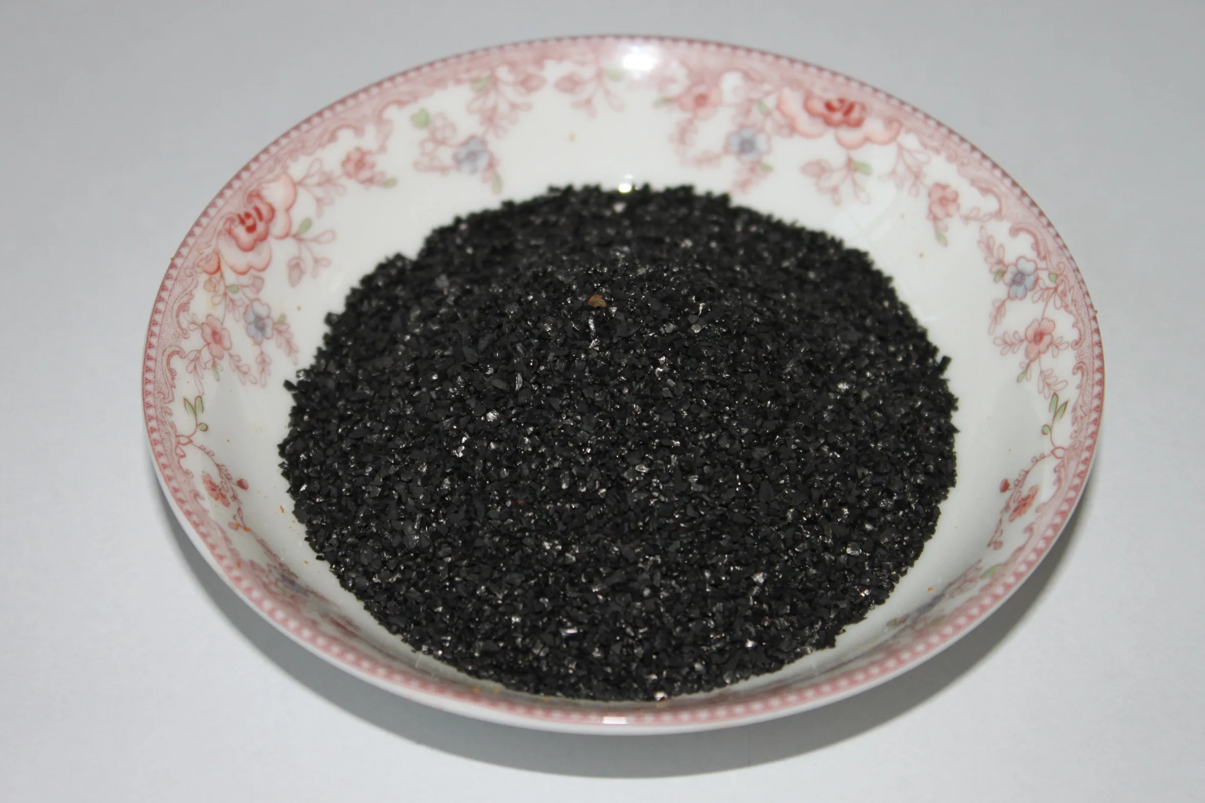 Activated carbon for water purification with strong adsorption