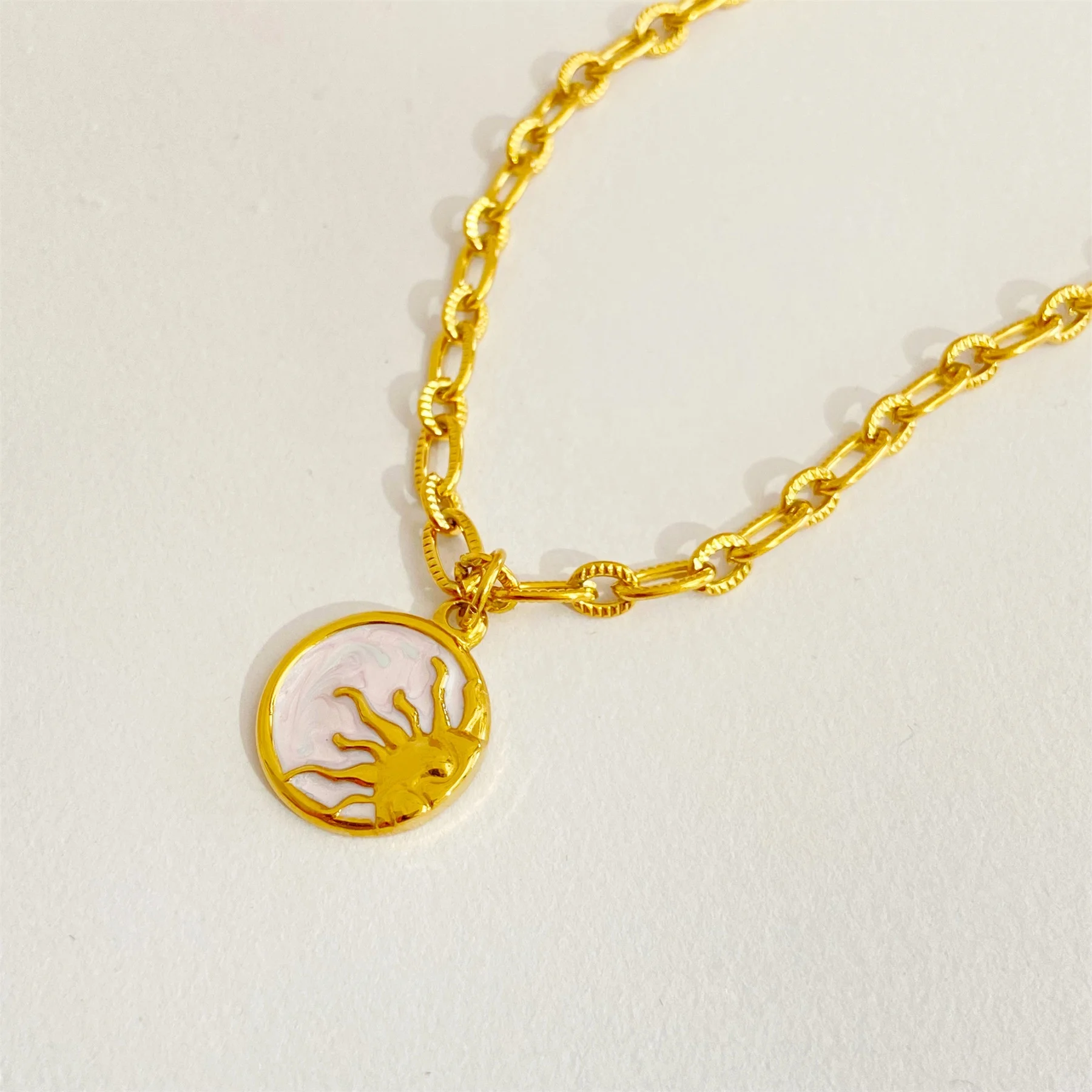 Dina Wholesale Fine Jewelry Women Vintage Natural Shell Sun Star Pendant Necklace 18K Gold Plated Stainless Steel Jewelry