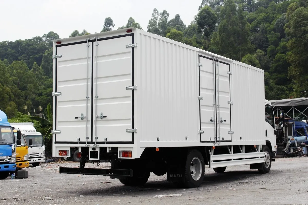 Brand ISUZU 4X2 189HP Used Cargo Truck Diesel Engine Van Hand Truck 139kw Lorry Truck