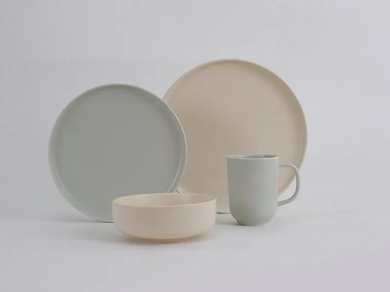 Cheap price dinnerware plate hand painted round crockery ceramic dinner set for hotel