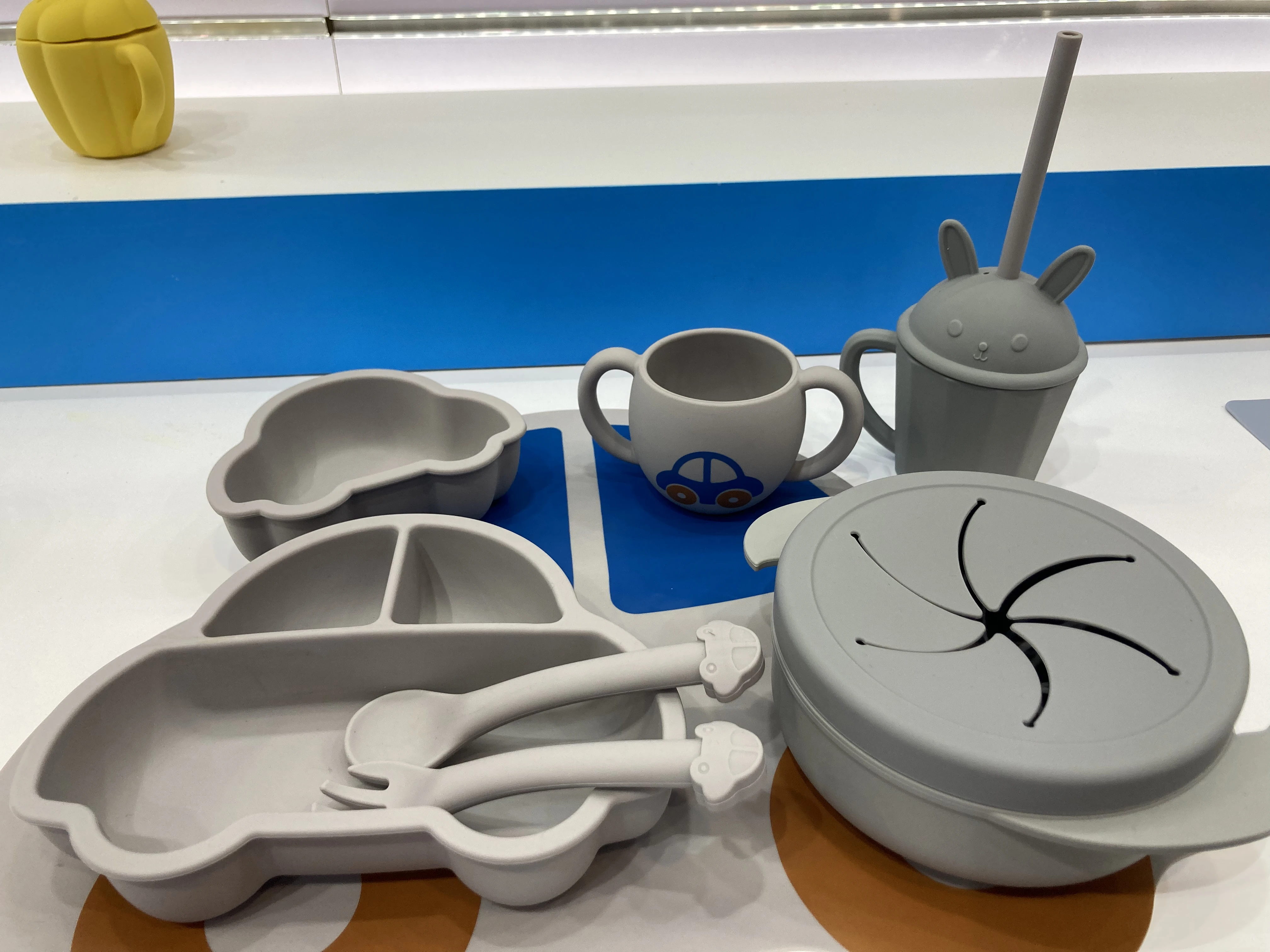 Silicone Baby Items Baby Bibs Baby Feeding Plate Suction Plate Mat Feeding Cup Car Design Supporting Customizing