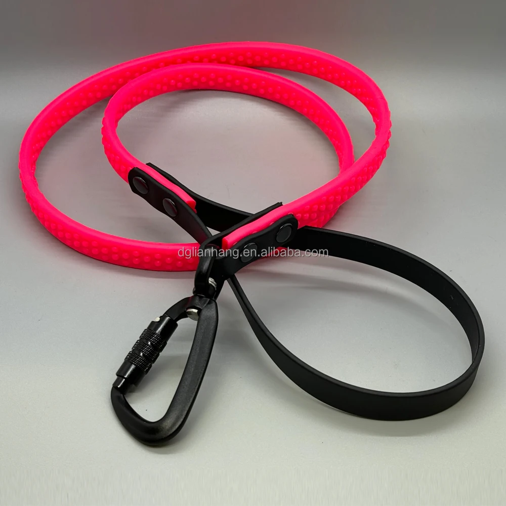 Soft wlking dog leash for pet owners seeking both durability and comfort during walks or training sessions