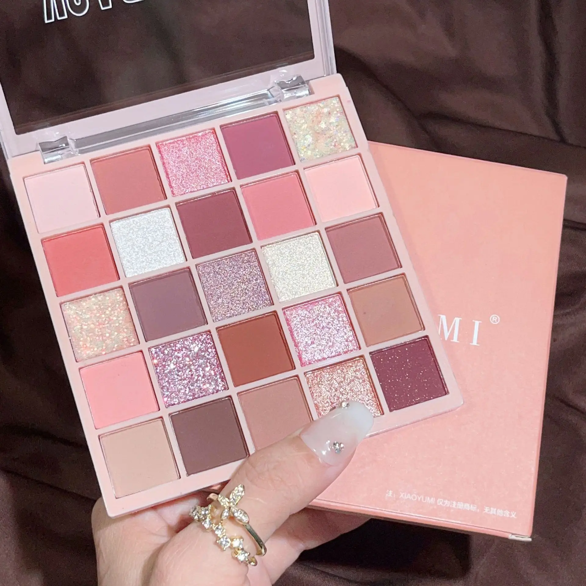 wholesale cosmetic 26 color clear case eye shadow black white and red pallet eyeshadow large eyeshadow makeup pallette