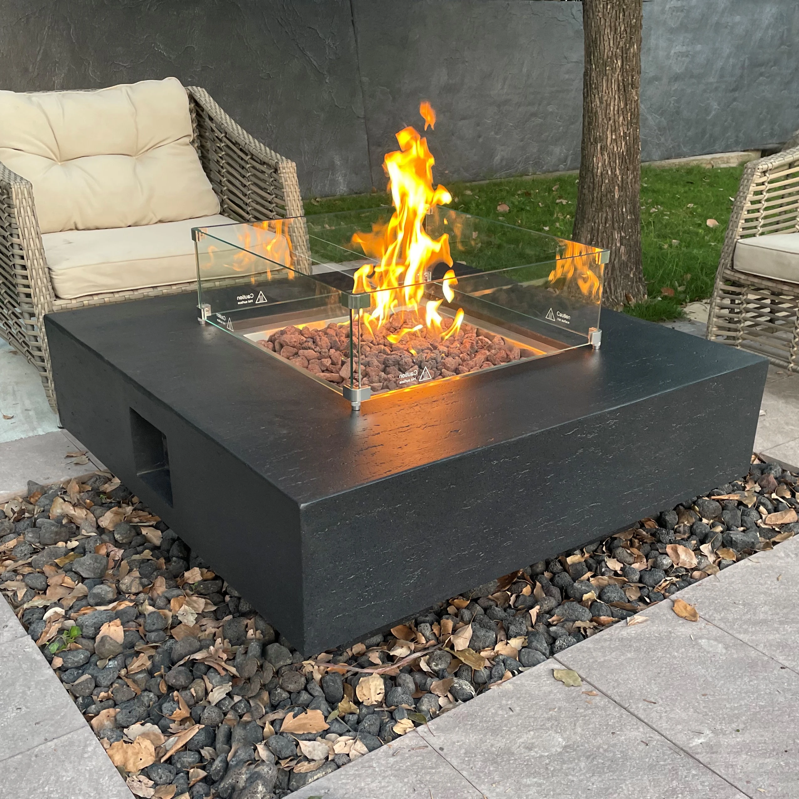 Прямоугольный напольный газовый противопожарный стол в саду или патио