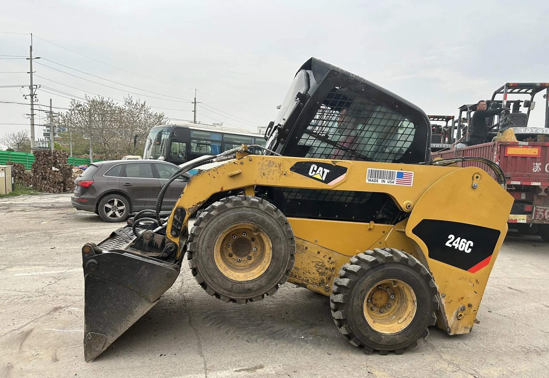 Подержанный Caterpillar CAT 246C мини колесный погрузчик с колесами EPA/CE для продажи