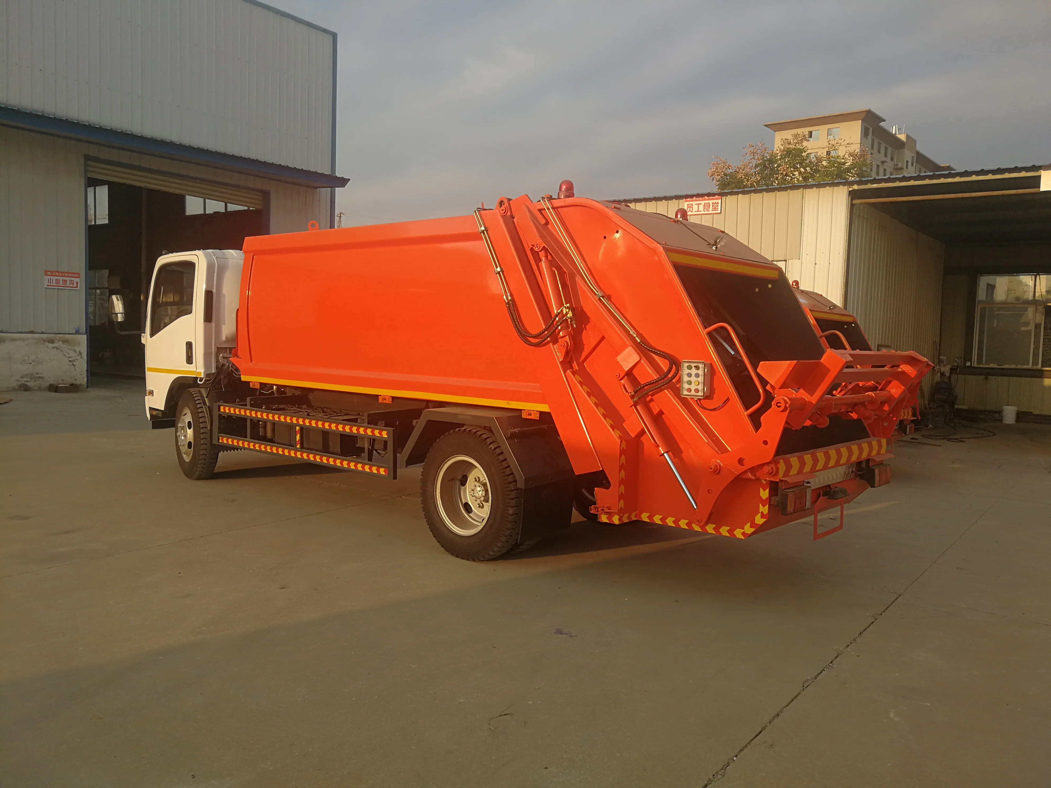 China factory hot sale ISUZU 9 CBM 4x2 Rubbish compression refuse Collector Garbage Compactor Truck  Collect compact Vehicle