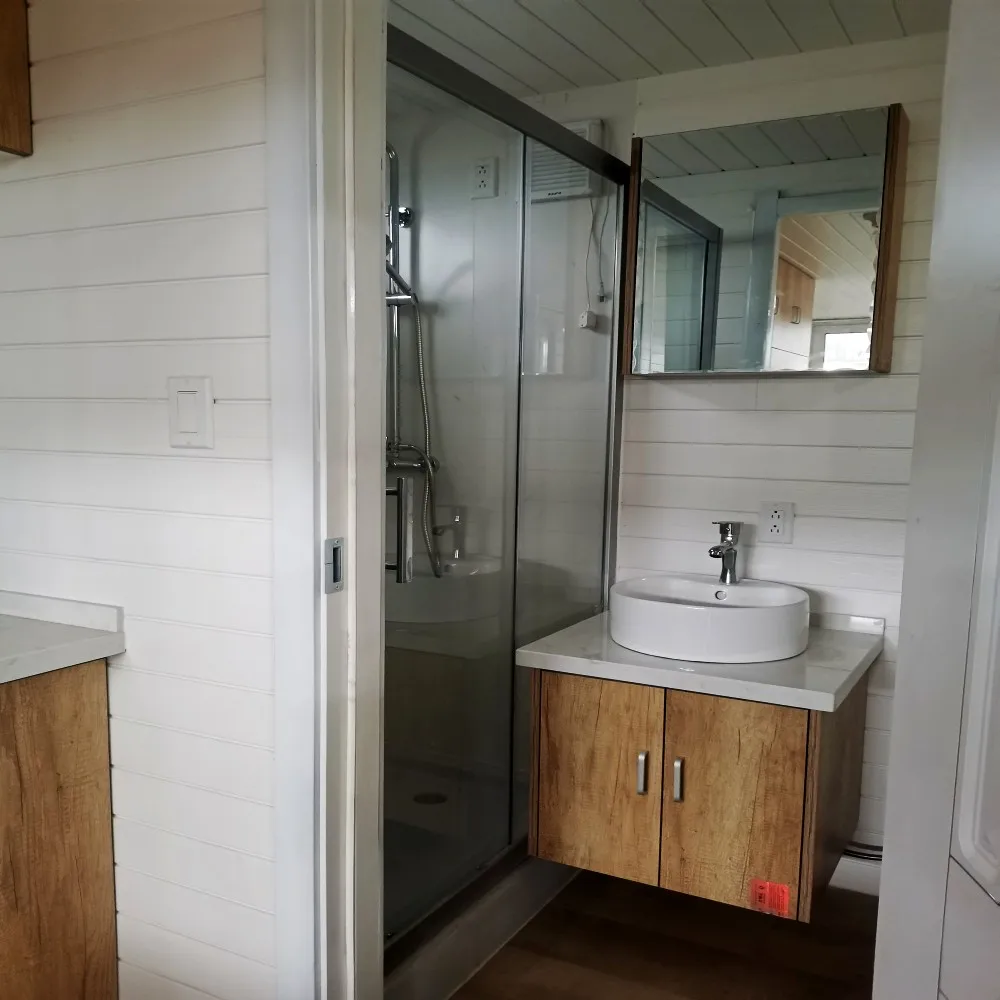 china fully equipped wooden chalet fast install Steel Structure portable living mobile container 20ft prefab trailer tiny houses