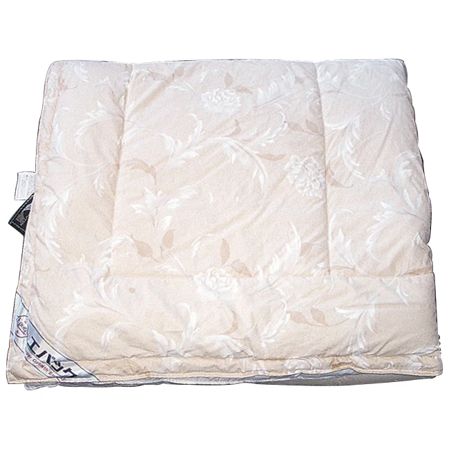 White bedding comforter with water absorption and breathable properties