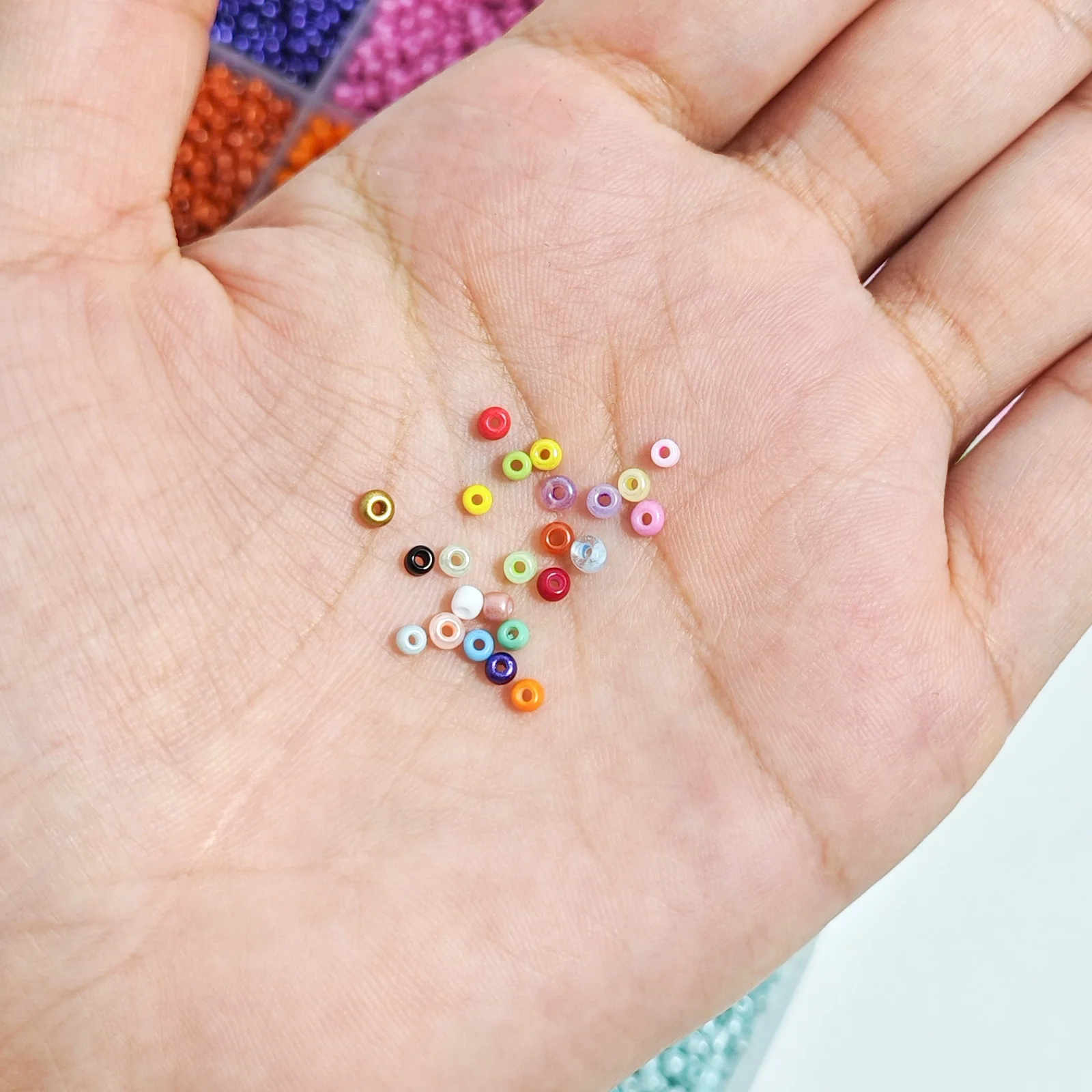 Hot Selling 24 Colors 28800PCS 12/0 8/0 2/3mm Customizable Colors Glass Seed Beads DIY Beed Kit For Bracelets Making