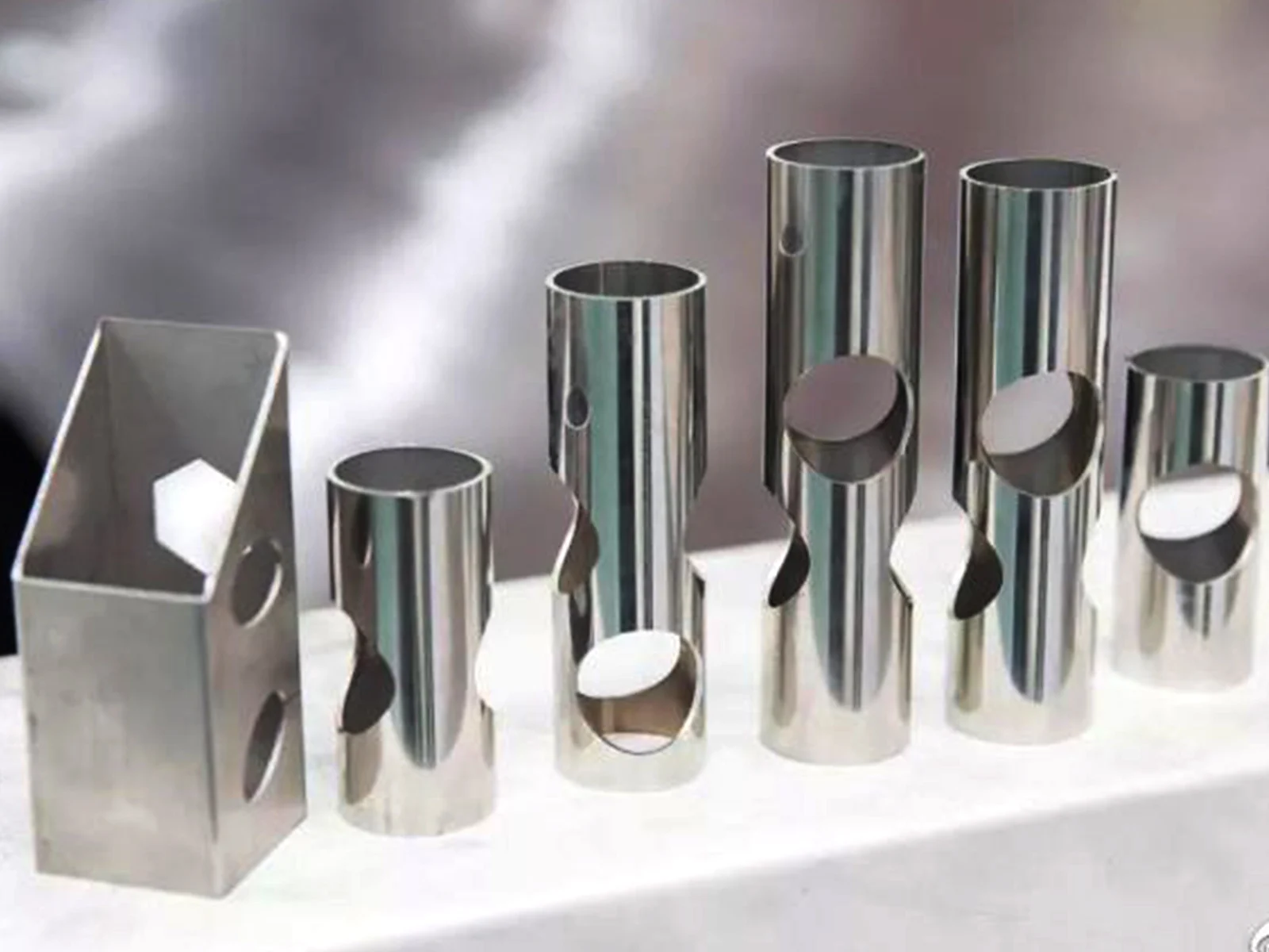 Fiber laser cutting Square&round tube which equipped electronic-chunk(20-220mm) easily cutting pipe 1000W 1500W 2000W 4000W